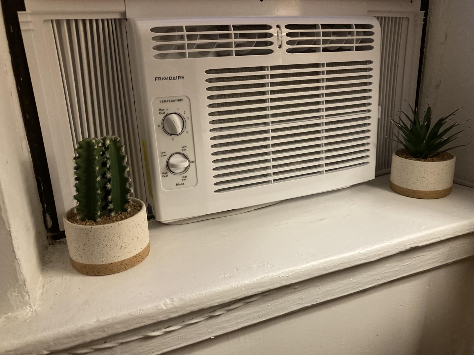 Frigidaire 5,000 BTU Window-Mounted Air Conditioner, Cools Up to 150 Sq. Ft., Quiet Operation, Effortless Temperature Control, 2 Fan Speeds, Auto Restart, White customer photo 2