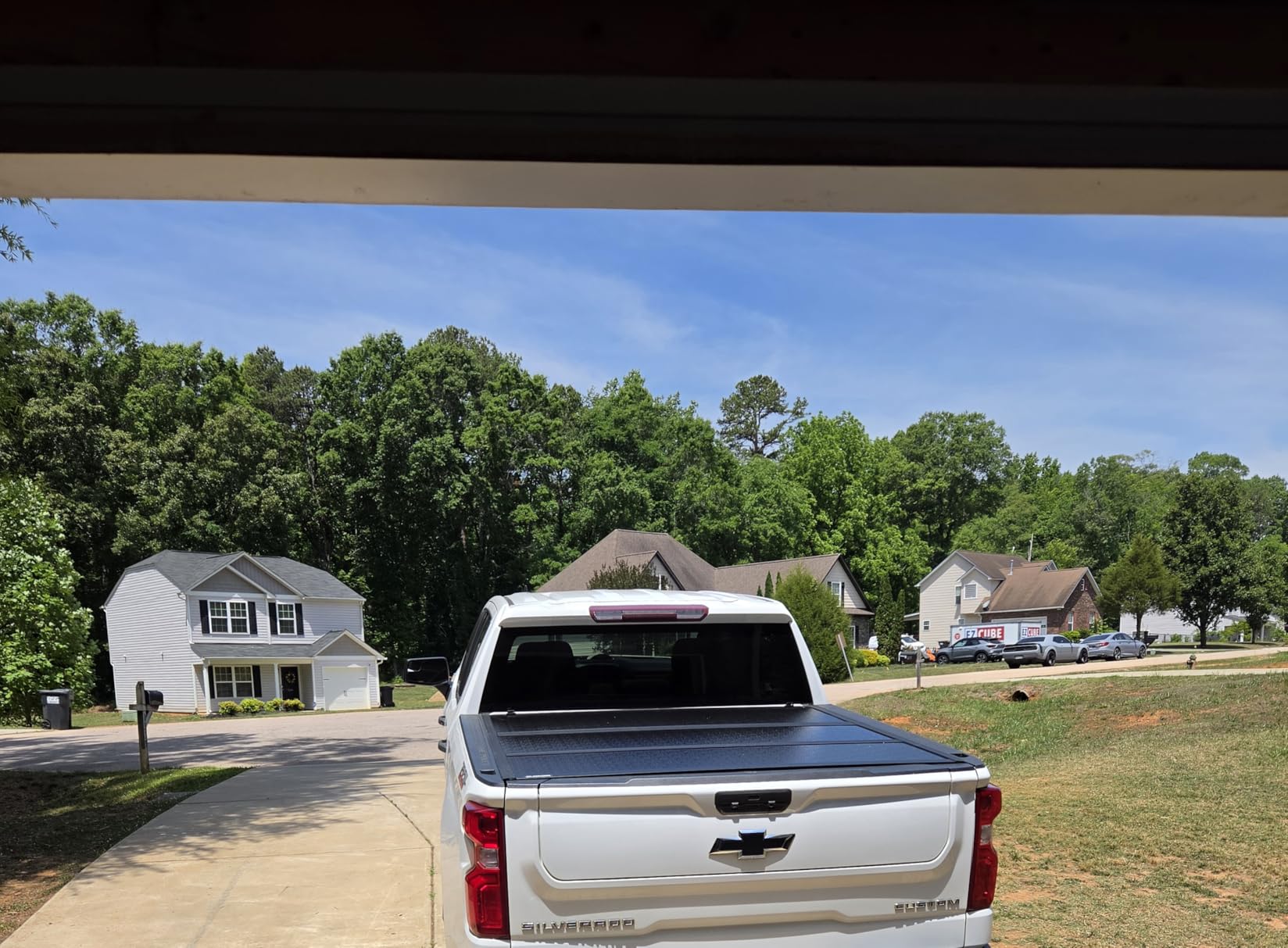 Gator EFX Hard Tri-Fold Truck Bed Tonneau Cover - Secure Cargo Protection - Sleek Low-Profile Tri-Fold Design - Fits 2019-2026 Chevy/GMC Silverado/Sierra - 5'10