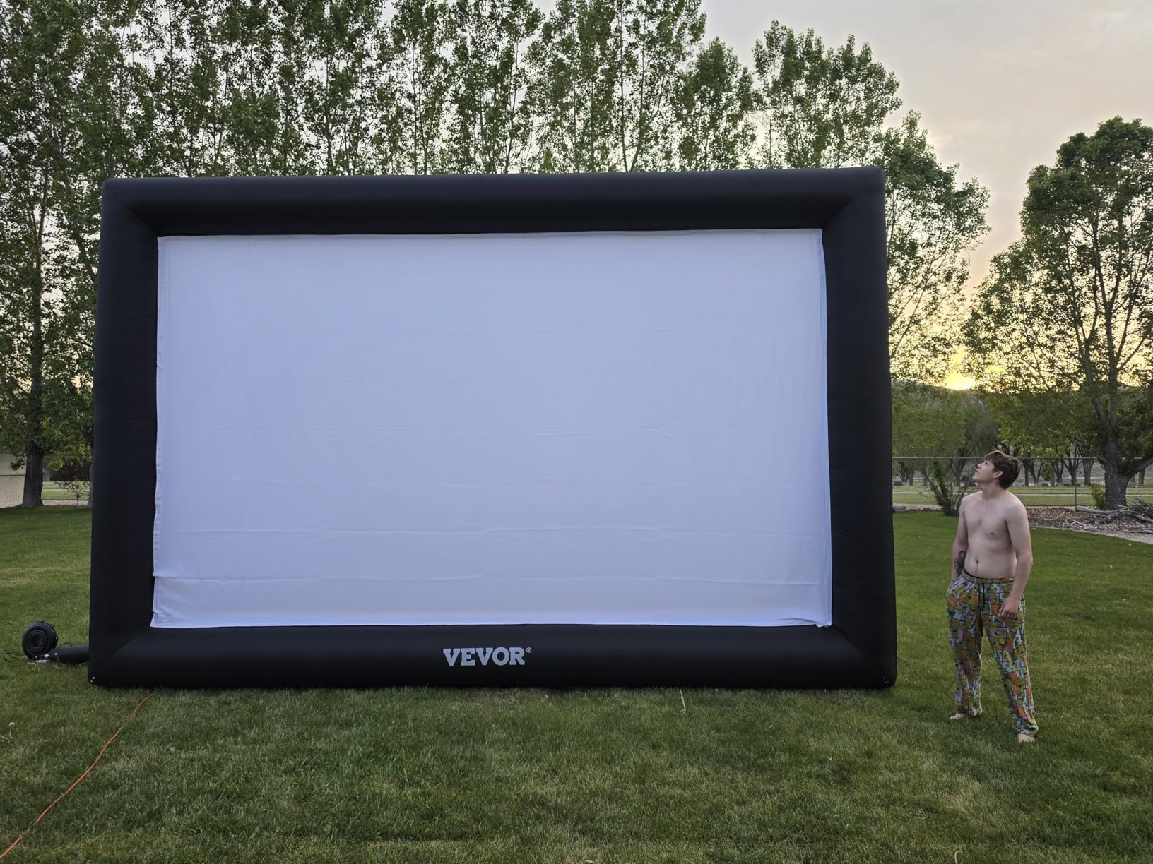 VEVOR Inflatable Projector Screen for Outdoor Use with 350W Air Blower, Oxford Fabric Material, Supports Front/Rear Projection,Black customer photo 1