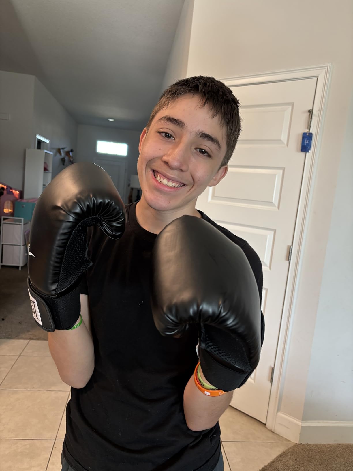 Everlast Prostyle 2 Boxing Gloves, Entry Level Training Gloves for Men and Women, Secure Fit Hook and Loop Closure & Ventilation, Heavy Bag & Speedbag Training customer photo 1