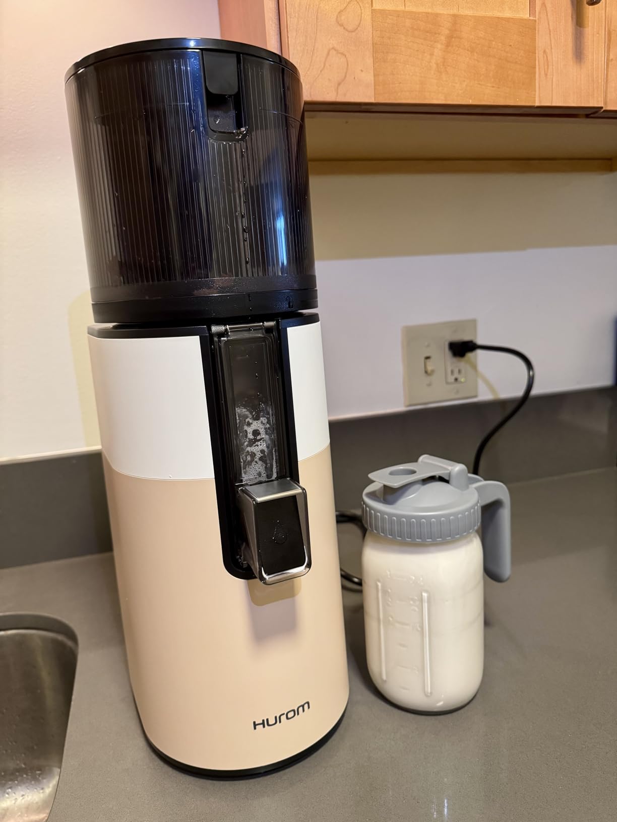 Hurom H400 Cold Press Juicer Machine, Award Winning Masticating Slow Juicer, Easy to Clean, Strainer & Hands Free with Self Feeding, Wide Mouth Hopper, Easy Assembly (White) customer photo 2