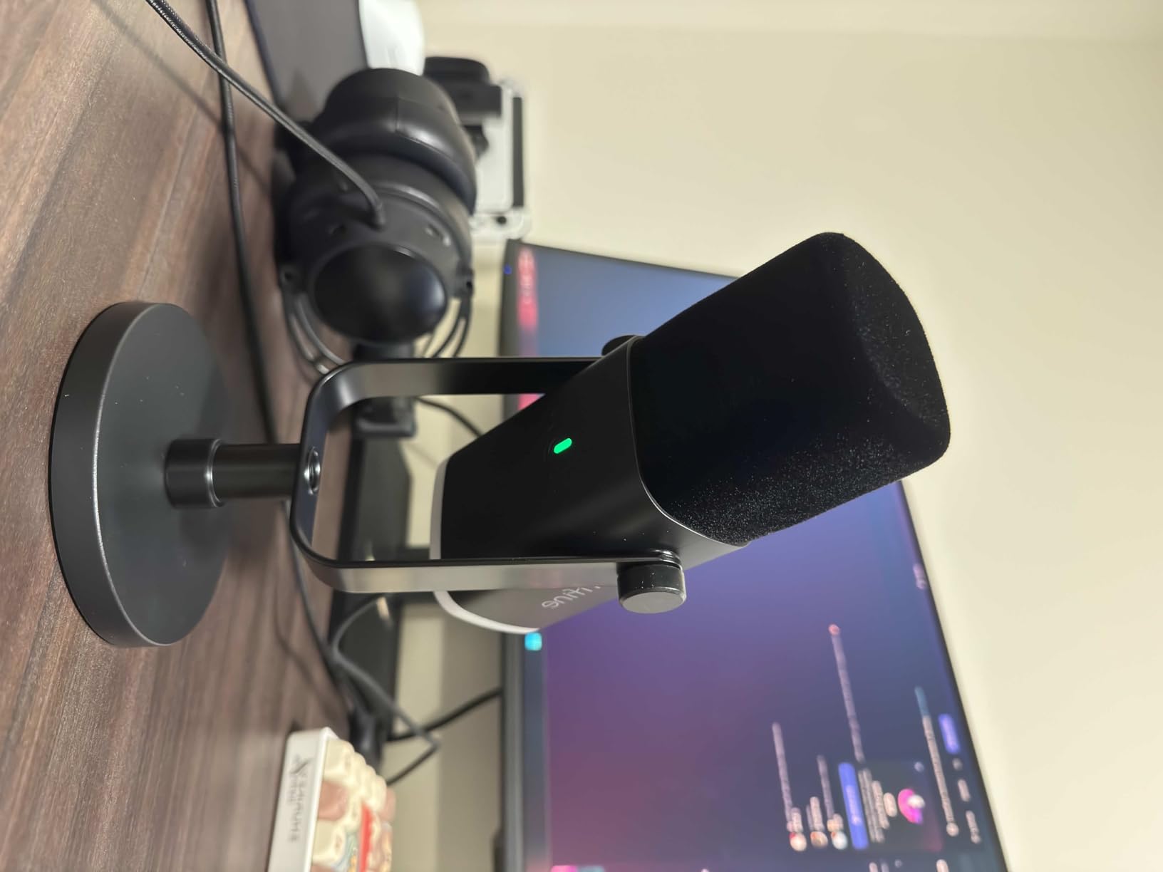 FIFINE XLR/USB Gaming Microphone for Streaming Podcasting, PC Computer RGB Mic, with Gain Knob, Mute Button, Monitoring Jack, Gamer Mic for Recording Video Creation-AmpliGame AM8 White customer photo 1