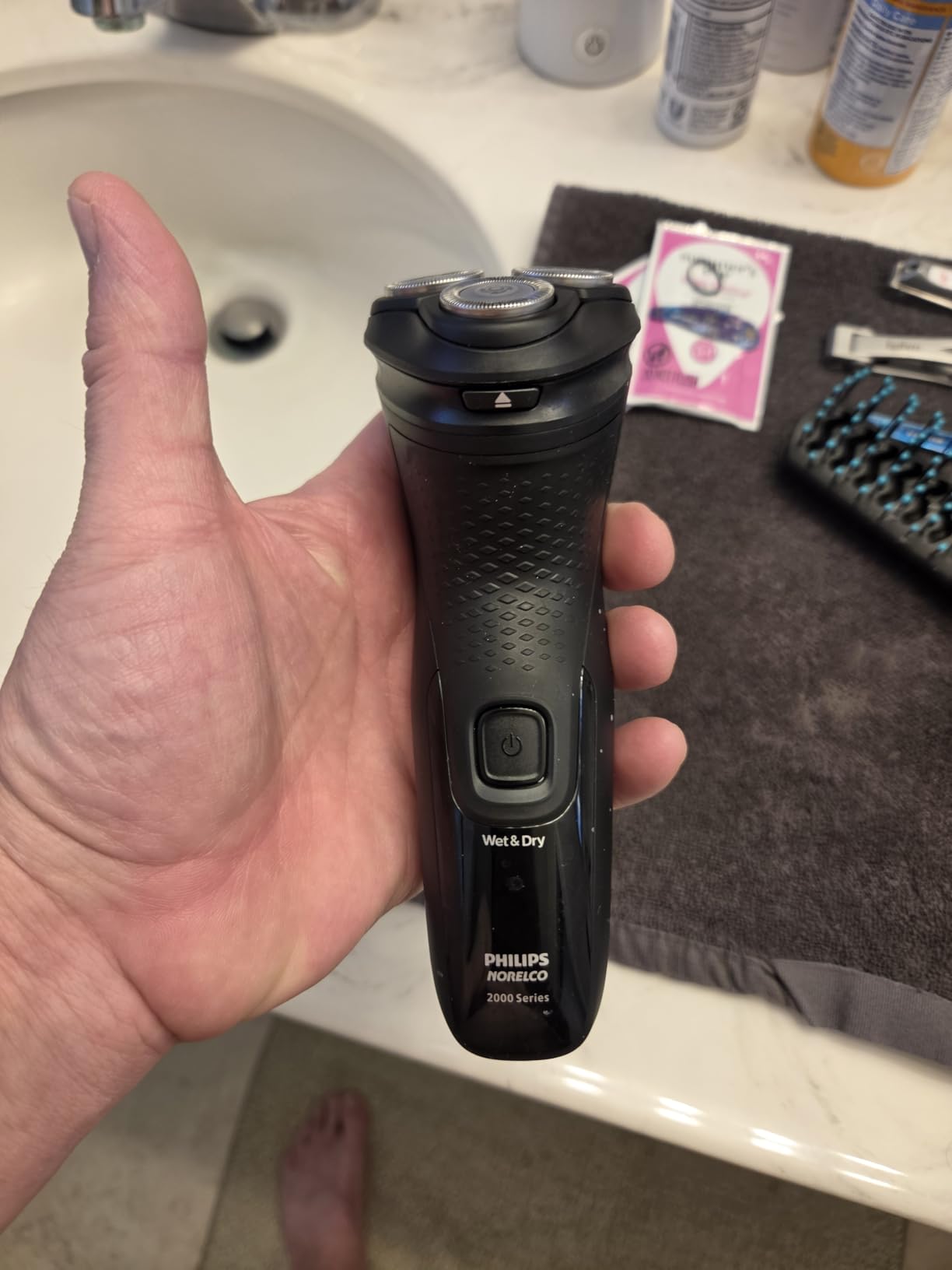 Philips Norelco Shaver 2400 Series, Wet and Dry Electric Shaver, Pop-up Trimmer, P-Cap, Deep Black, Model X3001/90 customer photo 1