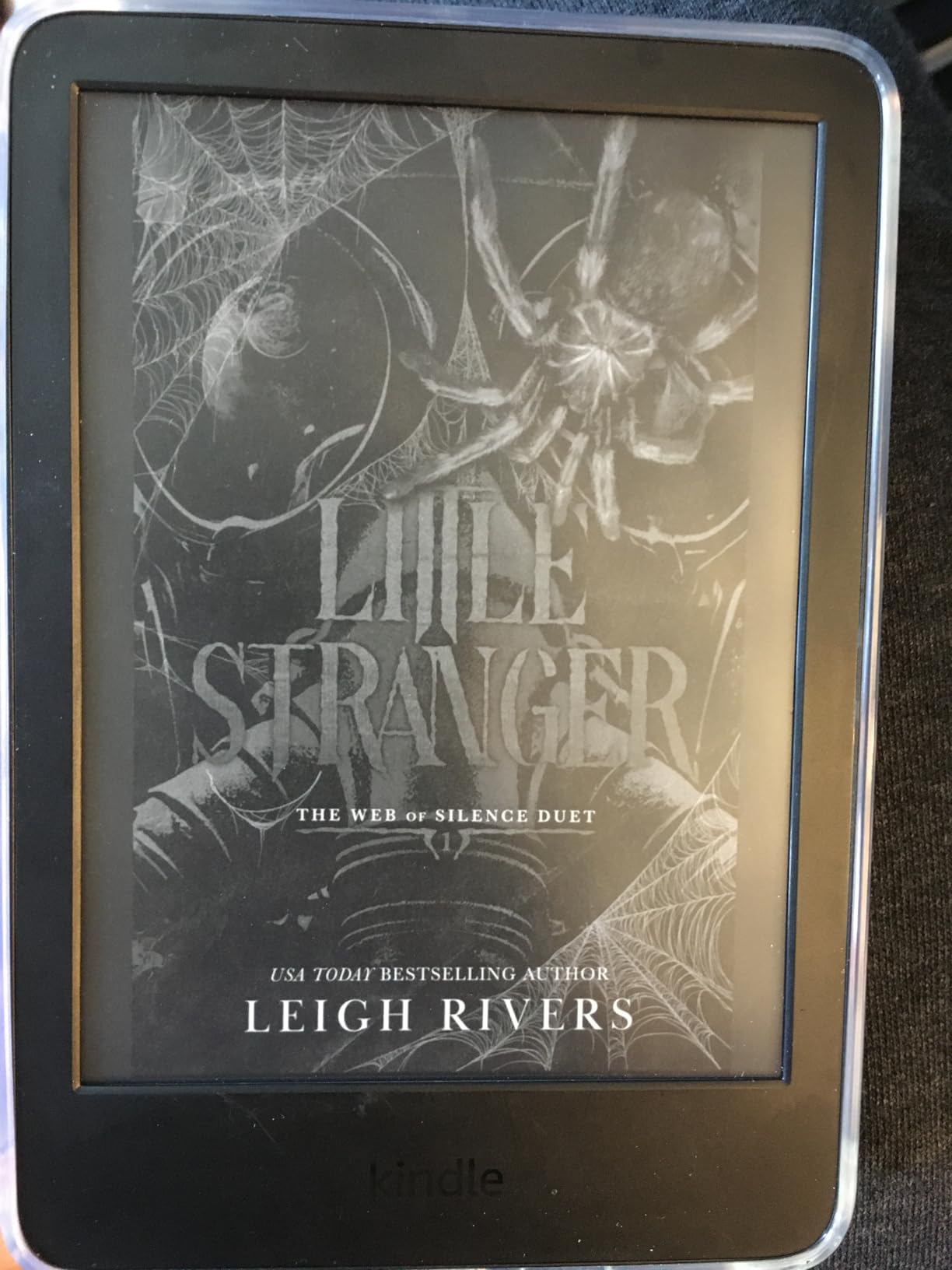Amazon Kindle 16 GB (newest model) - Lightest and most compact Kindle, now with faster page turns, and higher contrast ratio, for an enhanced reading experience - Black customer photo 2