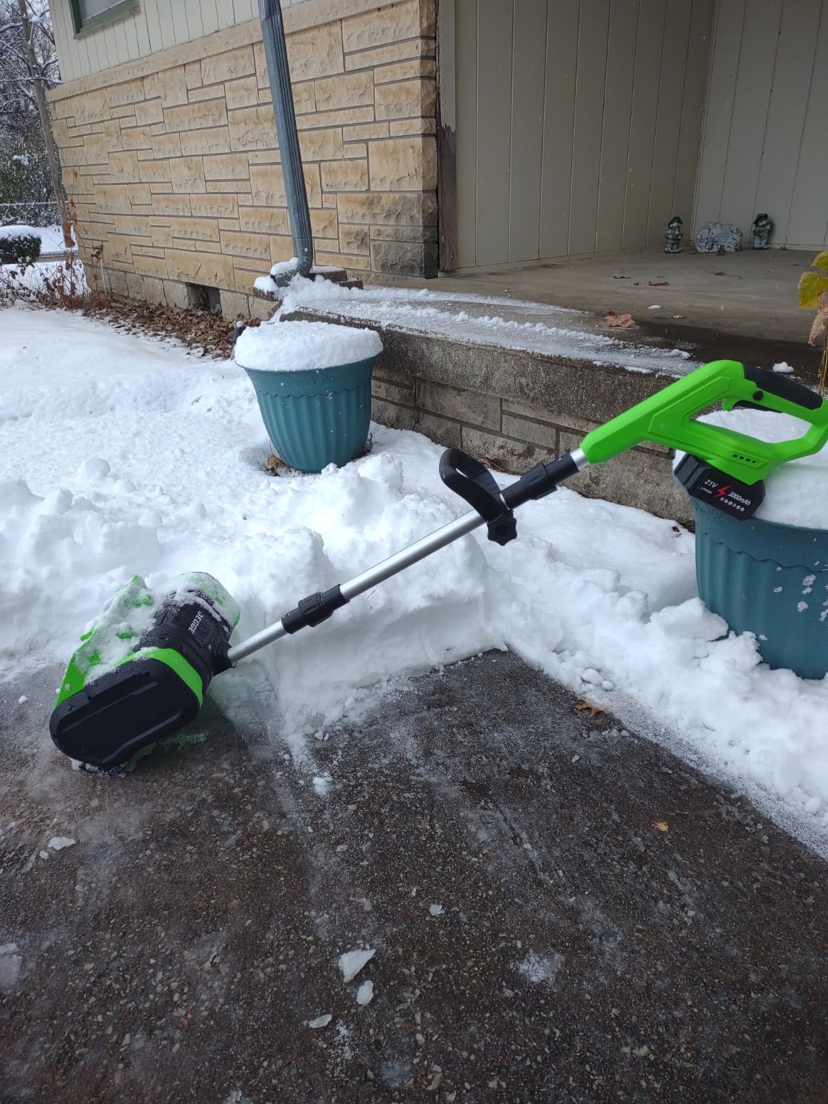 DEGGE Electric Cordless Snow Shovel, 2X 3.0Ah/ 21V/ 12-Inch Battery Snow Blower with Directional Plate & Adjustable Front Handle, Snow Removal for Driveway Sidewalk, Steps, Patio (Charger Included) customer photo 2