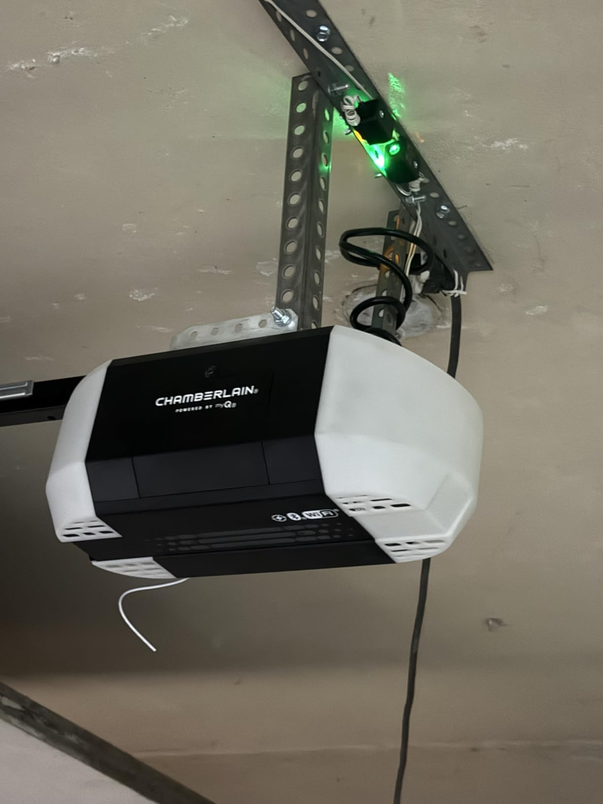 Chamberlain Belt Drive myQ Garage Door Opener, 3/4HP w/Fixed Camera customer photo 1