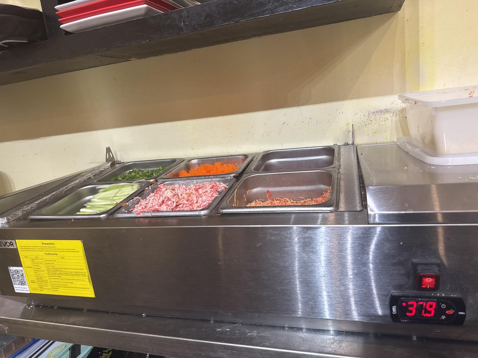 VEVOR Refrigerated Condiment Prep Station, 120 W Countertop Refrigerated Condiment Station, with One 1/3 Pan & Four 1/6 Pans, 304 Stainless Body and PC Lid, Sandwich Prep Table with Stainless Guard customer photo 1