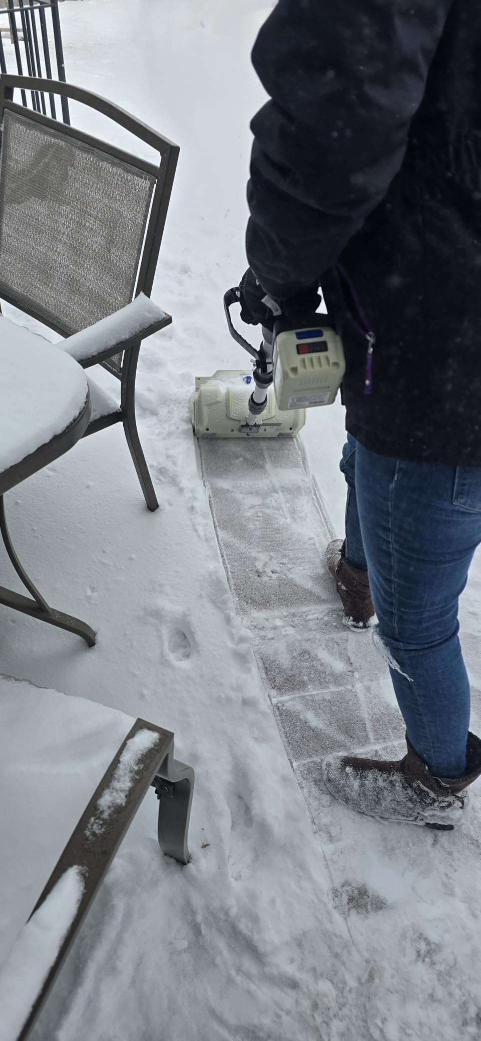 Snow Joe Cordless Electric Snow Shovel Kit with Adjustable Handle, Battery & Charger, 10-Inch Clearing Path, Up to 21,200 RPM - X20-SNOW-5A customer photo 2