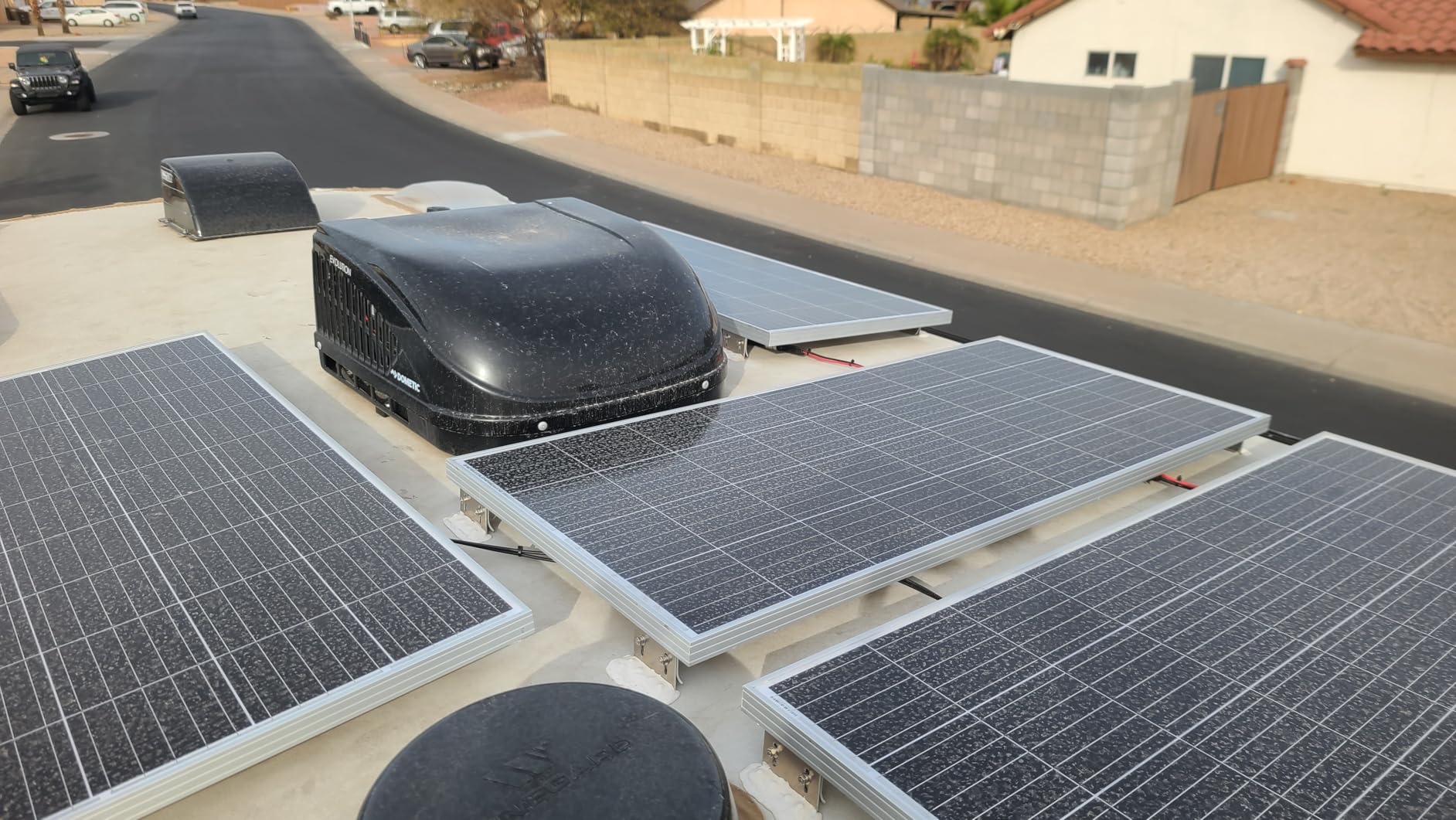 HQST 200W Ultra-Light Portable Solar Panel for Power Station & Solar Generator, 25% High Efficiency N-Type Solar Charger, IP67 Waterproof, Foldable with Kickstands customer photo 1