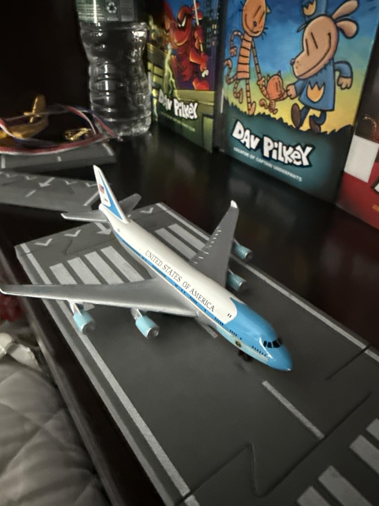 Daron Air Force One Single Plane Die-Cast Model - White customer photo 2