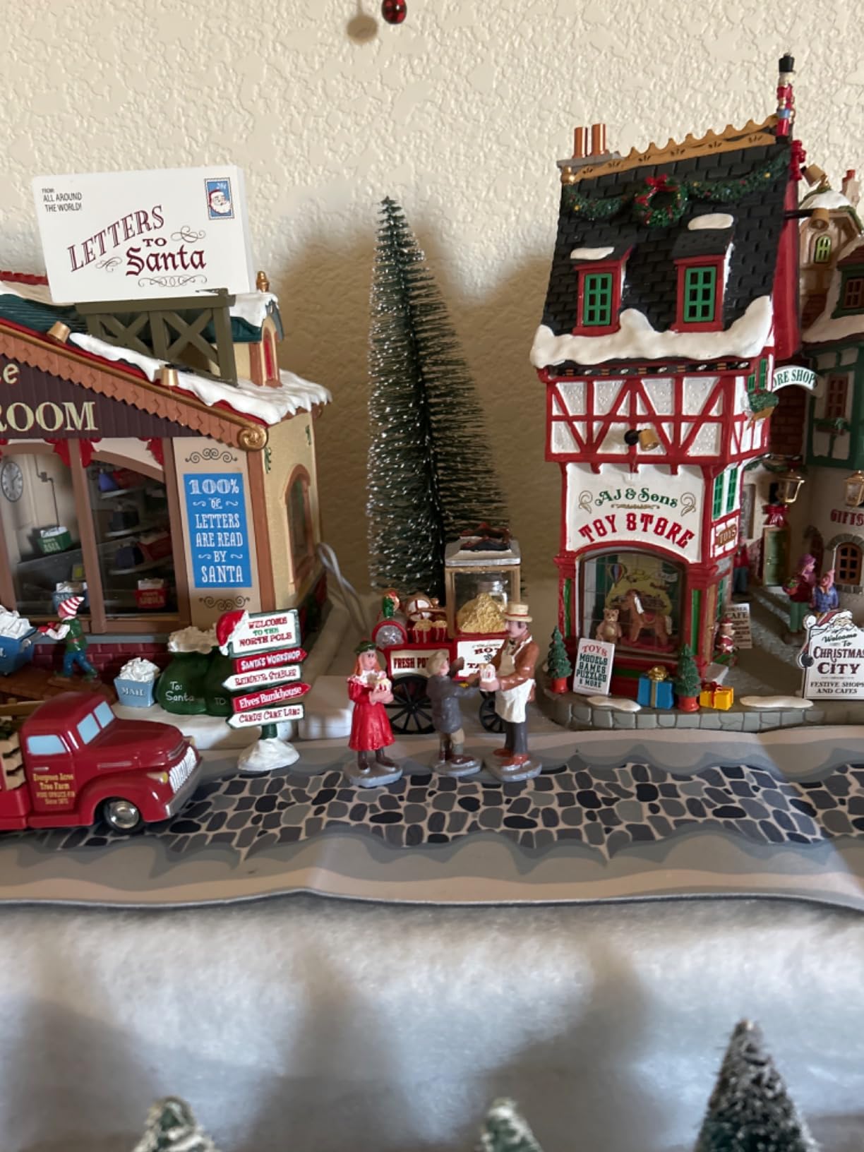 Lemax Christmas Village Popcorn Vendor customer photo 1