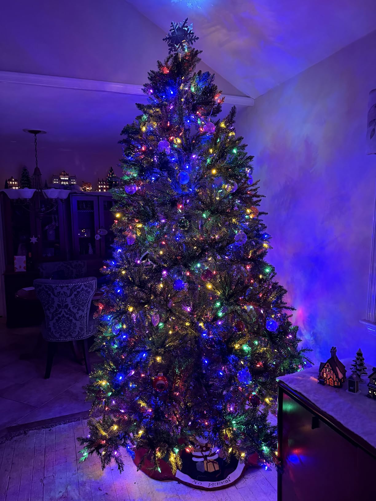 National Tree Company 7.5ft Pre-Lit Dunhill Fir Artificial Christmas Tree, 700 LED Lights, 2,514 Tips, Foot Pedal, 10 Light Functions, Includes Stand, Green customer photo 1