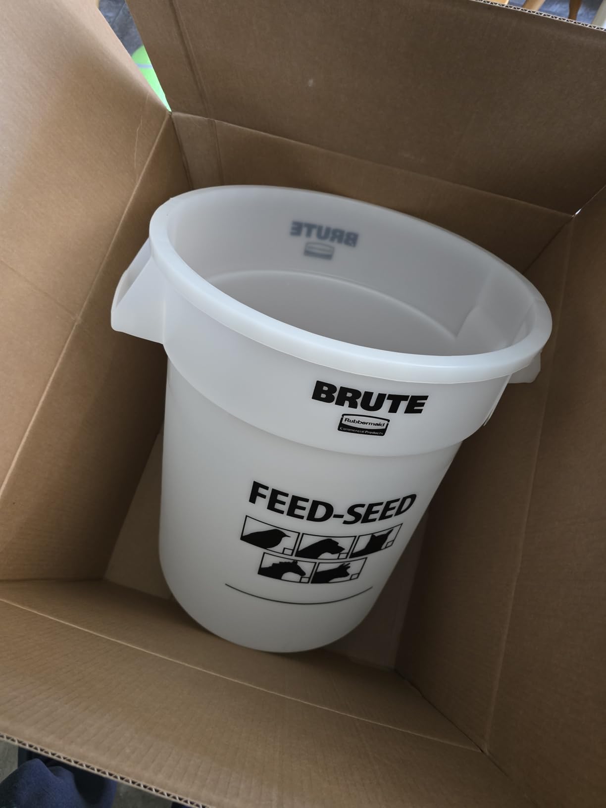 Rubbermaid Commercial Products BRUTE Container with Lid 20 Gal Feed/Seed White, for Bird/Animal/Pet Food customer photo 1