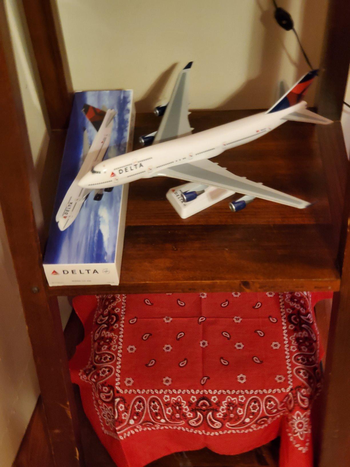 Delta (07-Cur) 747-400 1:200 Scale - Collectible Replica of Delta Airlines Aircraft customer photo 1
