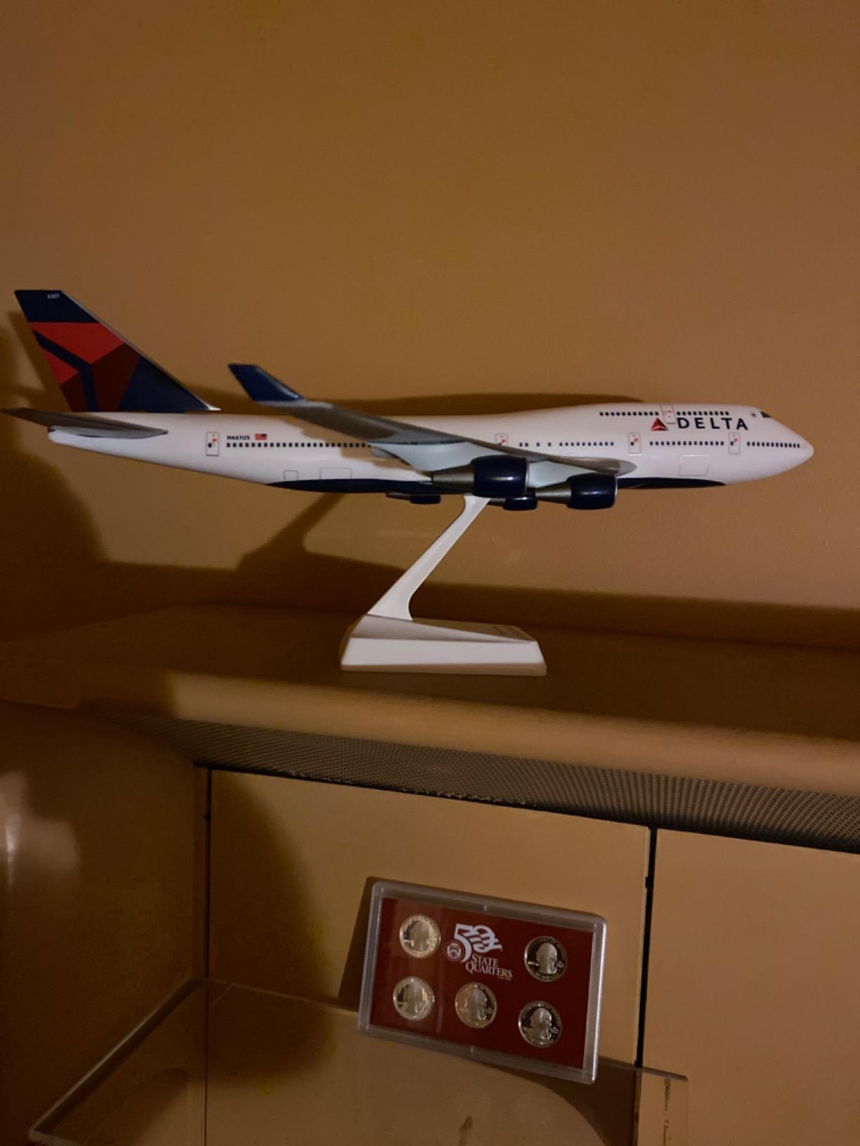 Delta (07-Cur) 747-400 1:200 Scale - Collectible Replica of Delta Airlines Aircraft customer photo 2