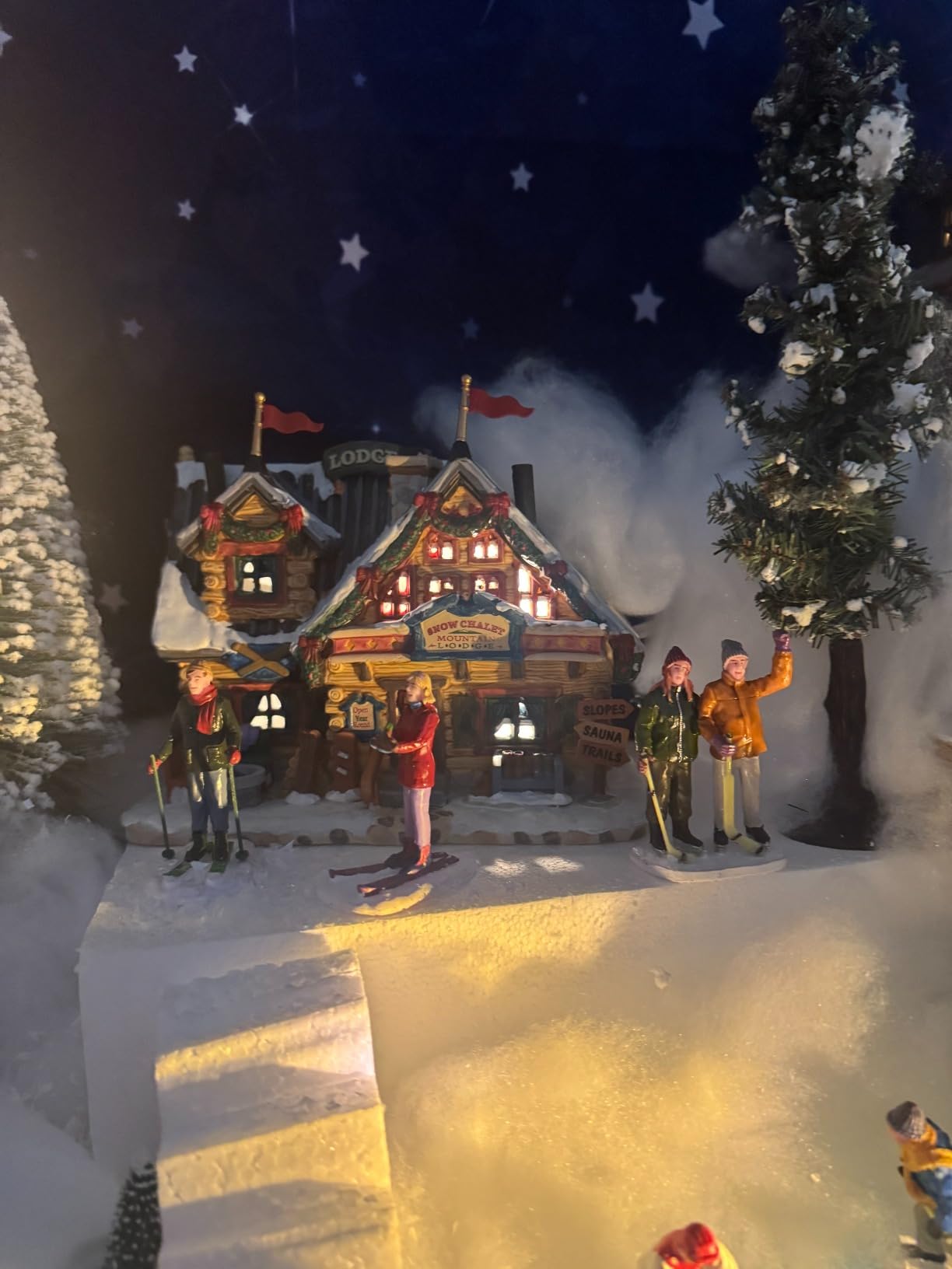Lemax Vail Village Lighted Building: Apres-Ski Lodge, Porcelain customer photo 1