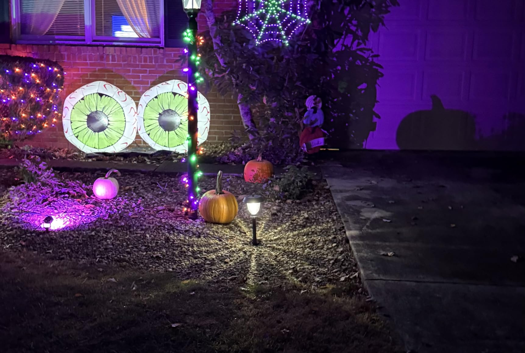 Joiedomi 2 Pack Halloween Inflatables Large Set of Eyes Decoration Blow Ups Green Eyes for Yard 3 Ft Inflatable Halloween Decor Outdoor with LEDs Party Supplies Blow up Decoration for Indoor, Outdoor customer photo 1