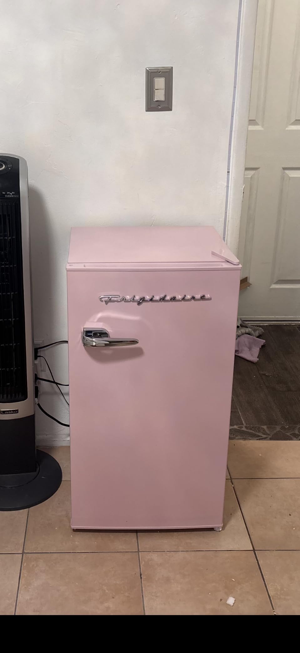 Frigidaire Retro Compact Fridge with Chiller, 3.2 cu ft Countertop Fridge with Built-In Bottle Opener, Compact Refrigerator for Office, Bedroom, Dorm Room or Cabin - White customer photo 2