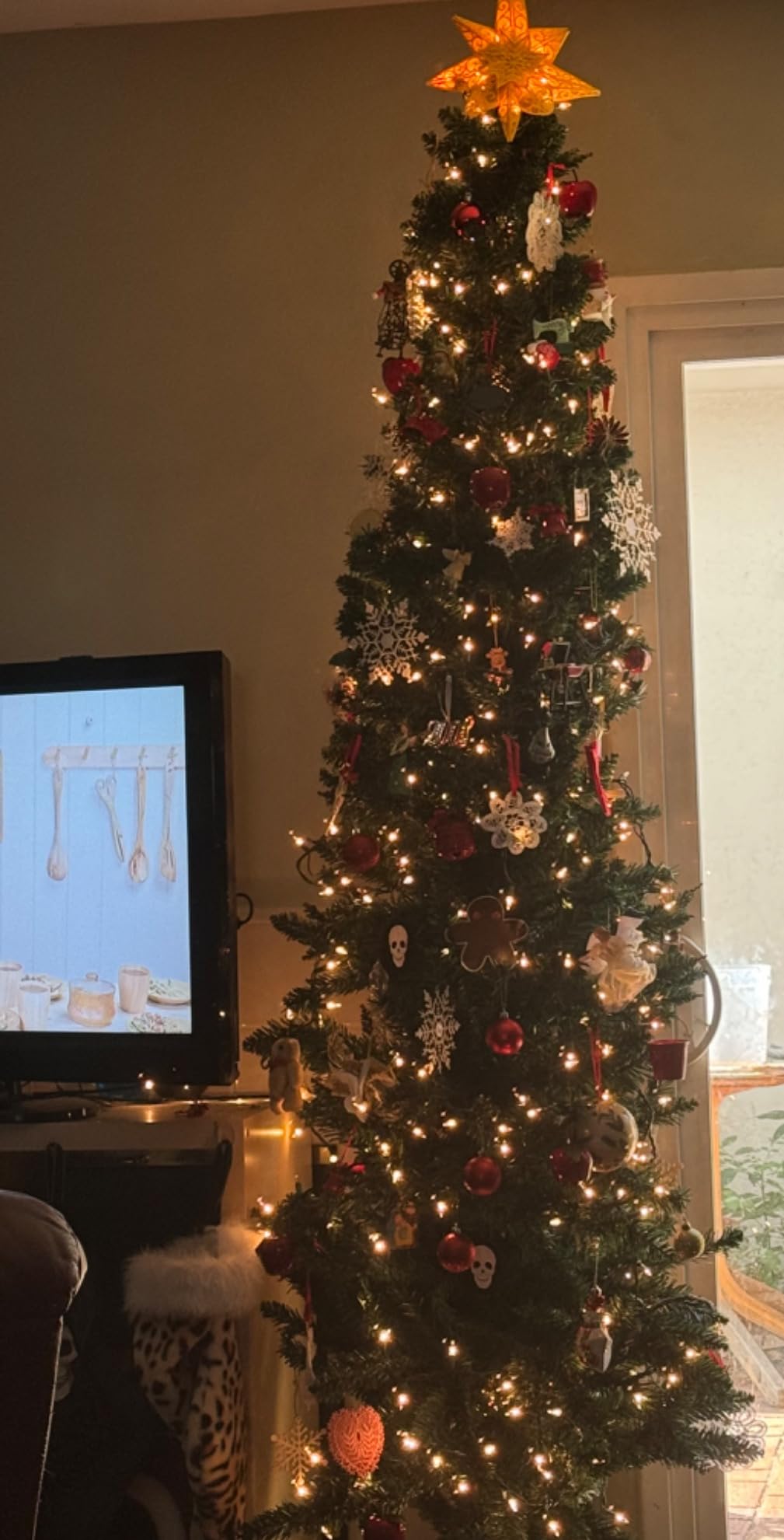 Giantex Green Artificial Pencil Christmas Premium Hinged Pine Tree with Solid Metal Legs, Perfect for Home, Shops and Holiday Decoration, 5FT customer photo 1