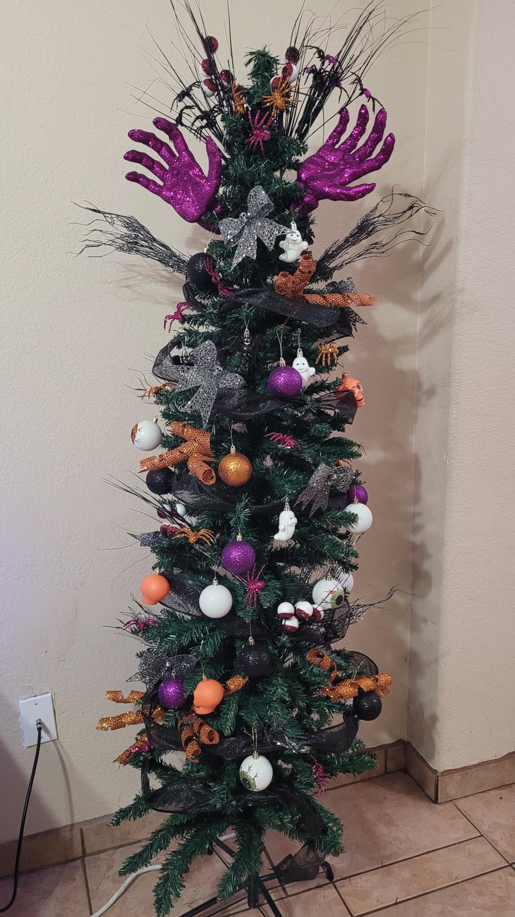 Giantex Green Artificial Pencil Christmas Premium Hinged Pine Tree with Solid Metal Legs, Perfect for Home, Shops and Holiday Decoration, 5FT customer photo 2