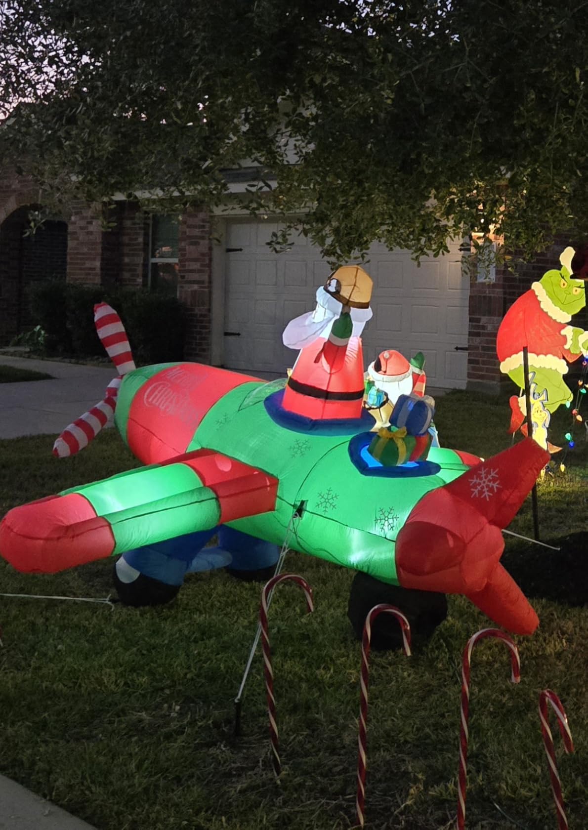 TRMESIA 8FT Christmas Inflatable Blow up Santa Train Indoor Decoration | Christmas Inflatable Santa Train Blow up Decoration with Flashing Lights for Indoor Outdoor Yard Holiday Display Party Decor customer photo 2