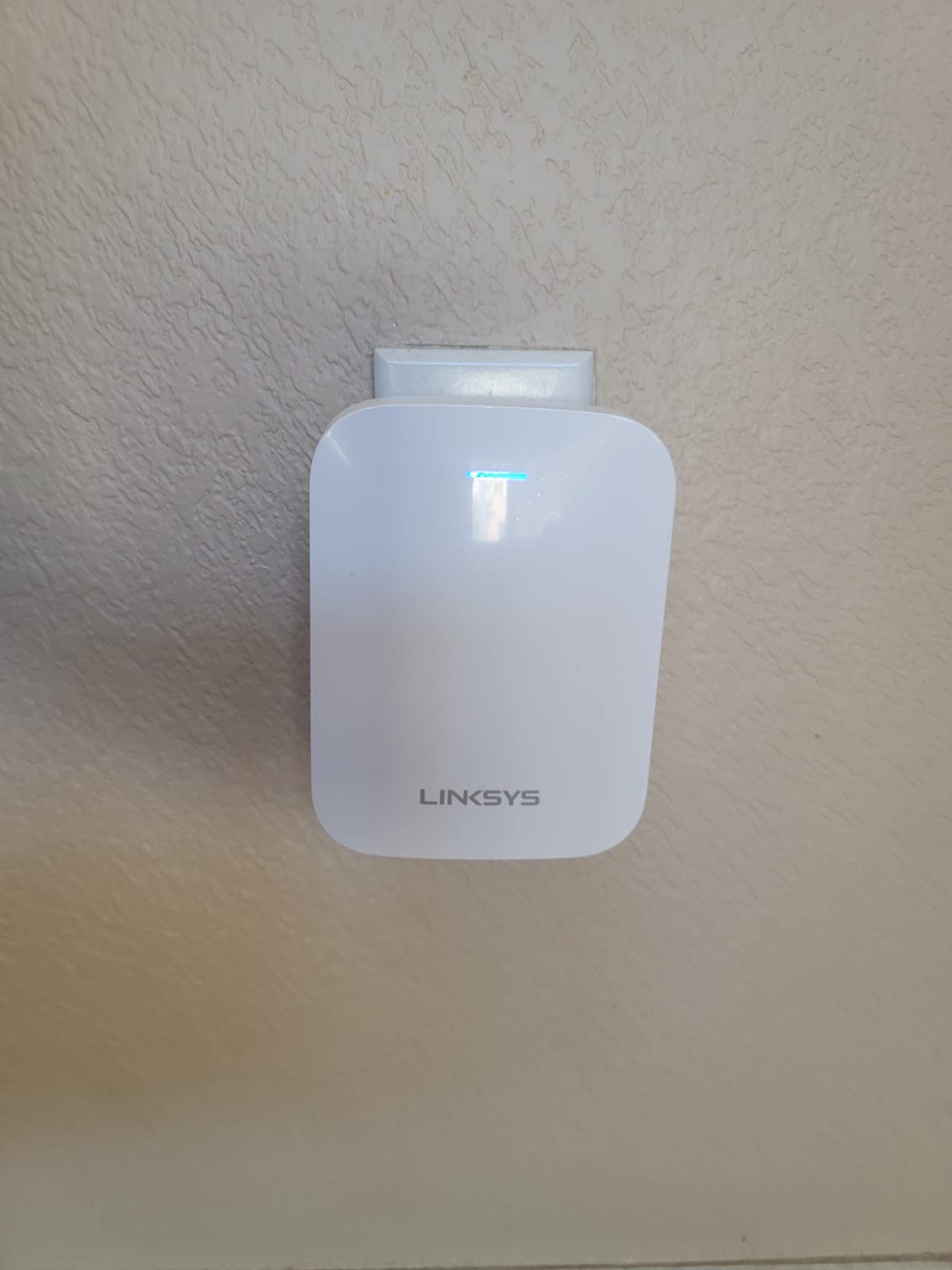 Linksys WiFi Extender, WiFi 6 Range Booster, Dual-Band Booster, Internet Repeater, 2,000 Sq. ft Coverage, Speeds up to (AX1800) 1.8Gbps - RE7310 customer photo 1