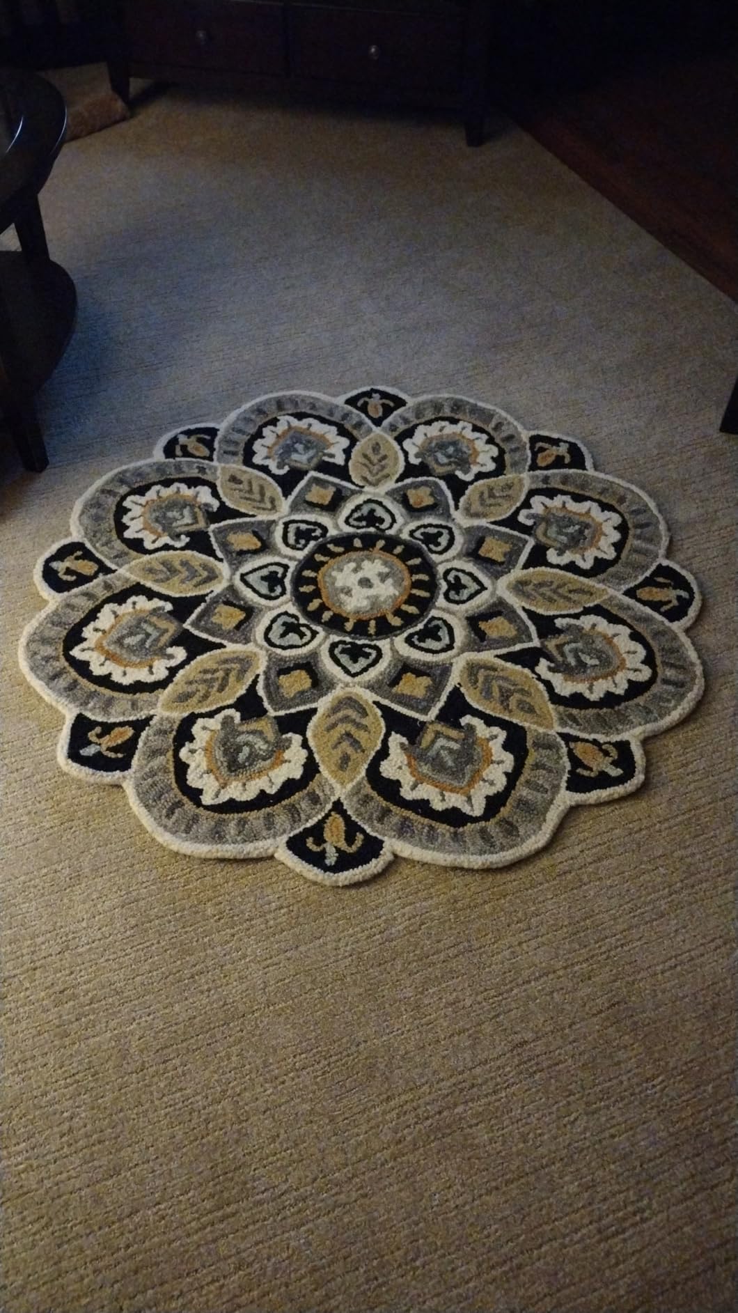 SAFAVIEH Novelty Collection 7' Round Red/Taupe NOV604Q Handmade Floral Premium Wool Entryway Foyer Living Room Bedroom Kitchen Area Rug customer photo 2