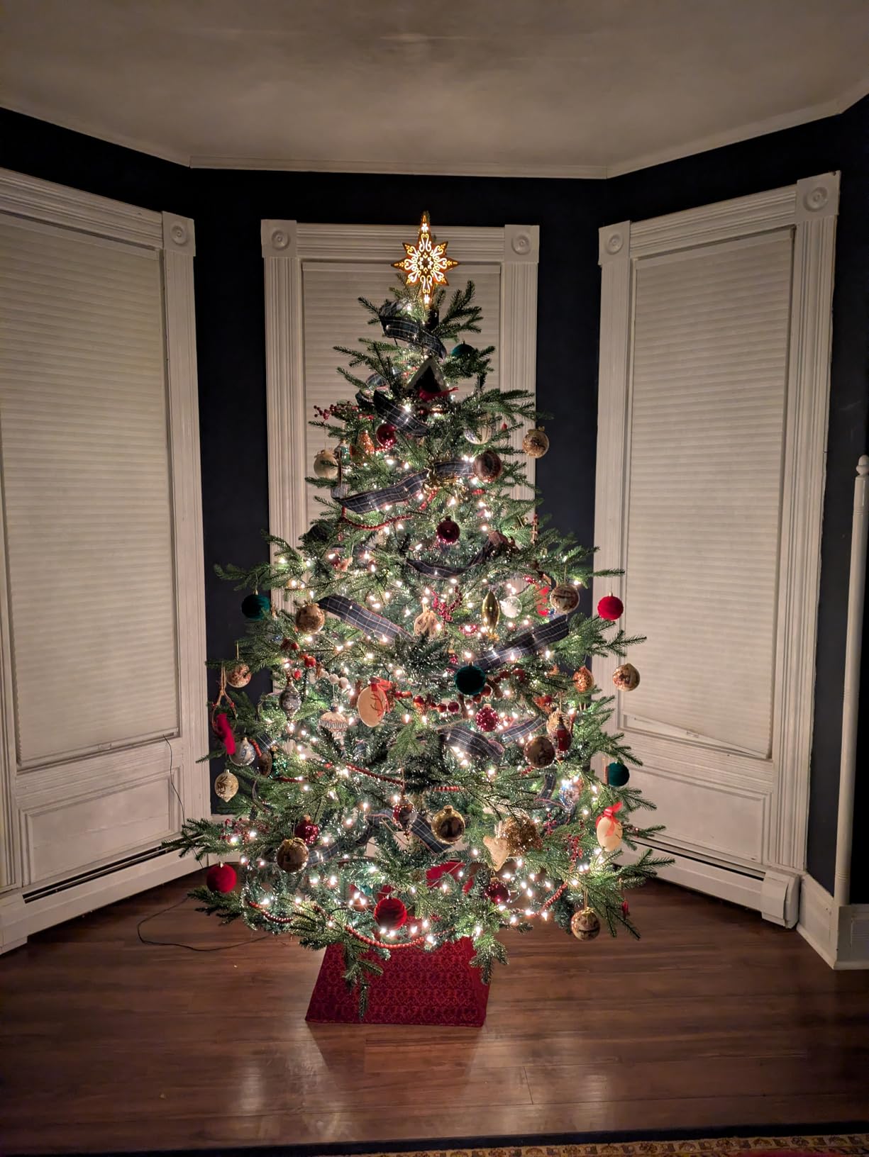 HOMCOM 7.5 Foot Artificial Christmas Tree Nordic Pine Wide Steel Base Green | Hinged Xmas Tree, 1218 Realistic Branches, Auto Open customer photo 2