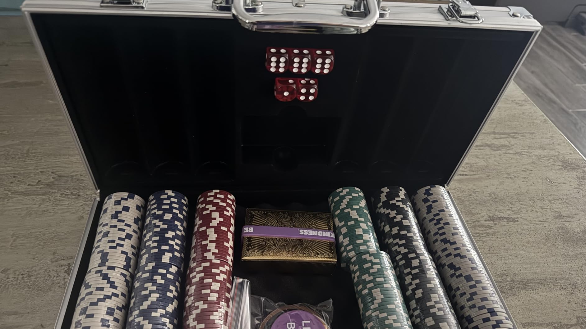 300 Pcs Poker Chips Set for Texas Holden, Clay Poker Set Blackjack, Professional Poker Kit with Aluminum Case, 2 Decks Cards, Dealer Blind Buttons 5 Dice, 11.5 Gram Casino Chips customer photo 2