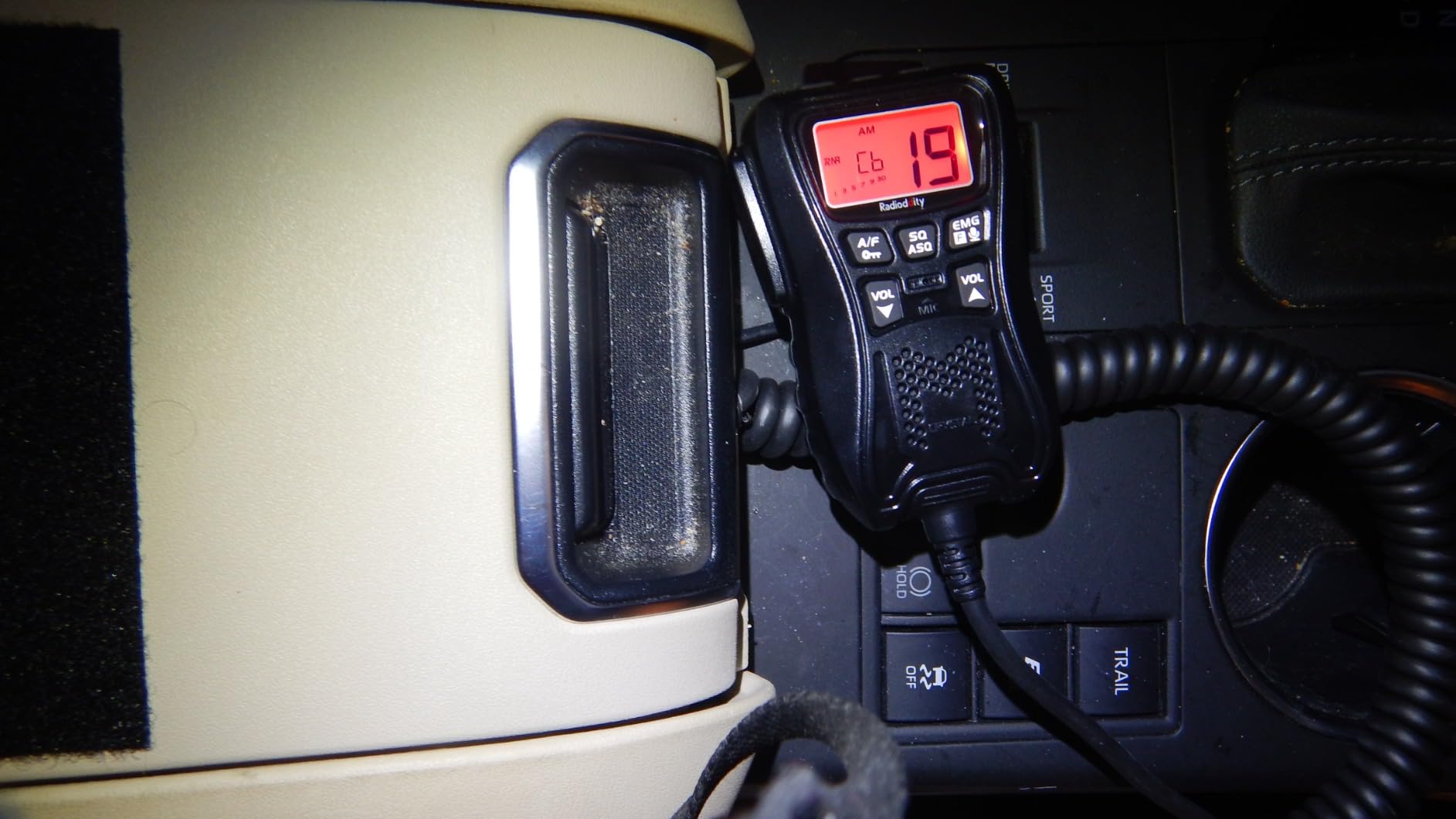 Radioddity CS-47 Compact CB Radio AM/FM, One-Hander Mic Noise Reduction VOX | 40 Channels Built-in Speaker, Noise Reduction, RF Gain, 7-Color Backlit LCD Display for Trucking, Backcountry, Off-Roading customer photo 2
