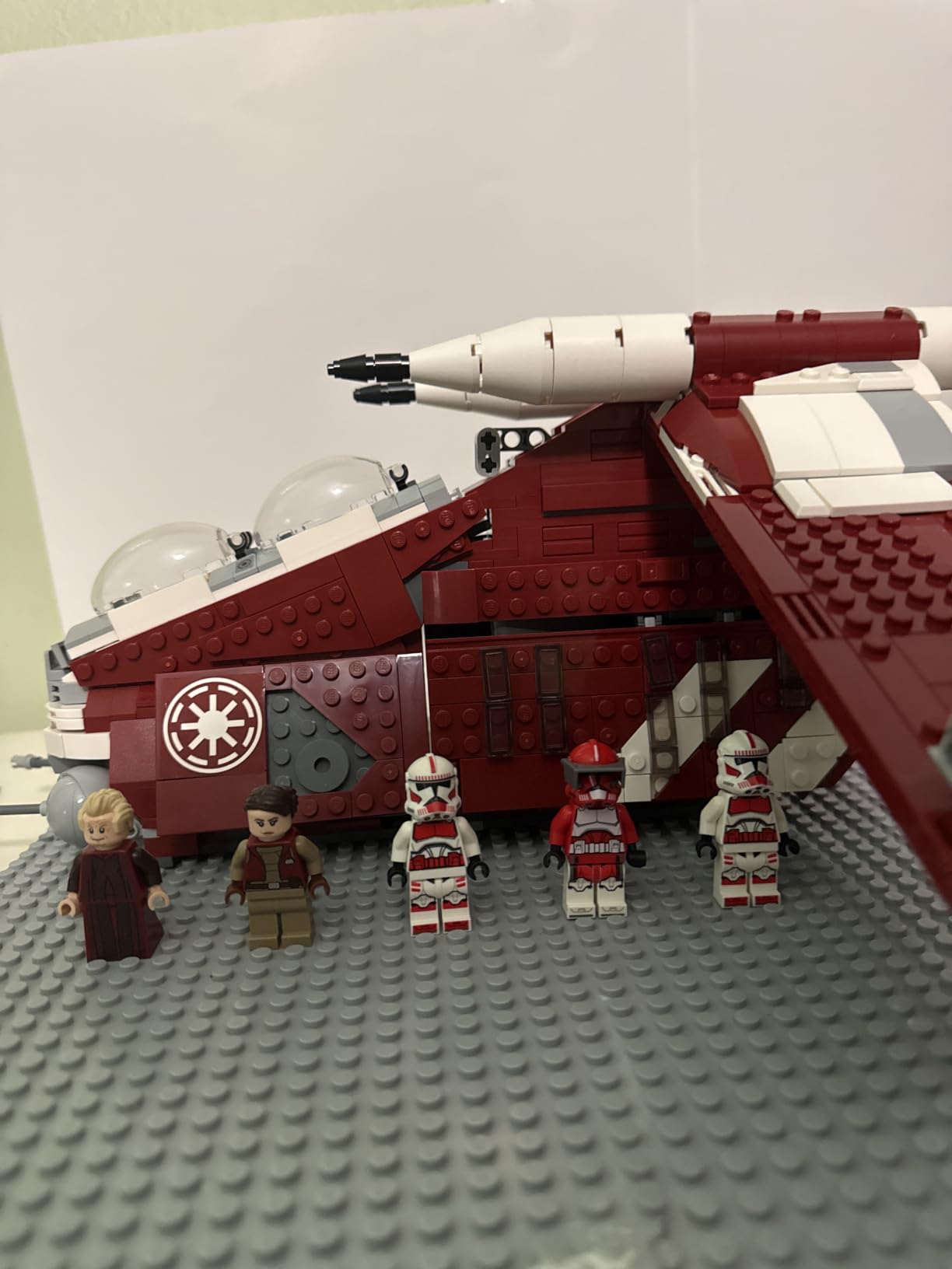 Star Wars: The Clone Wars Coruscant Guard Gunship - Buildable Star Wars Toy for 9 Year Olds - Gift Idea for Fans - Includes 3 Clone Trooper Minifigures - 75354 customer photo 1