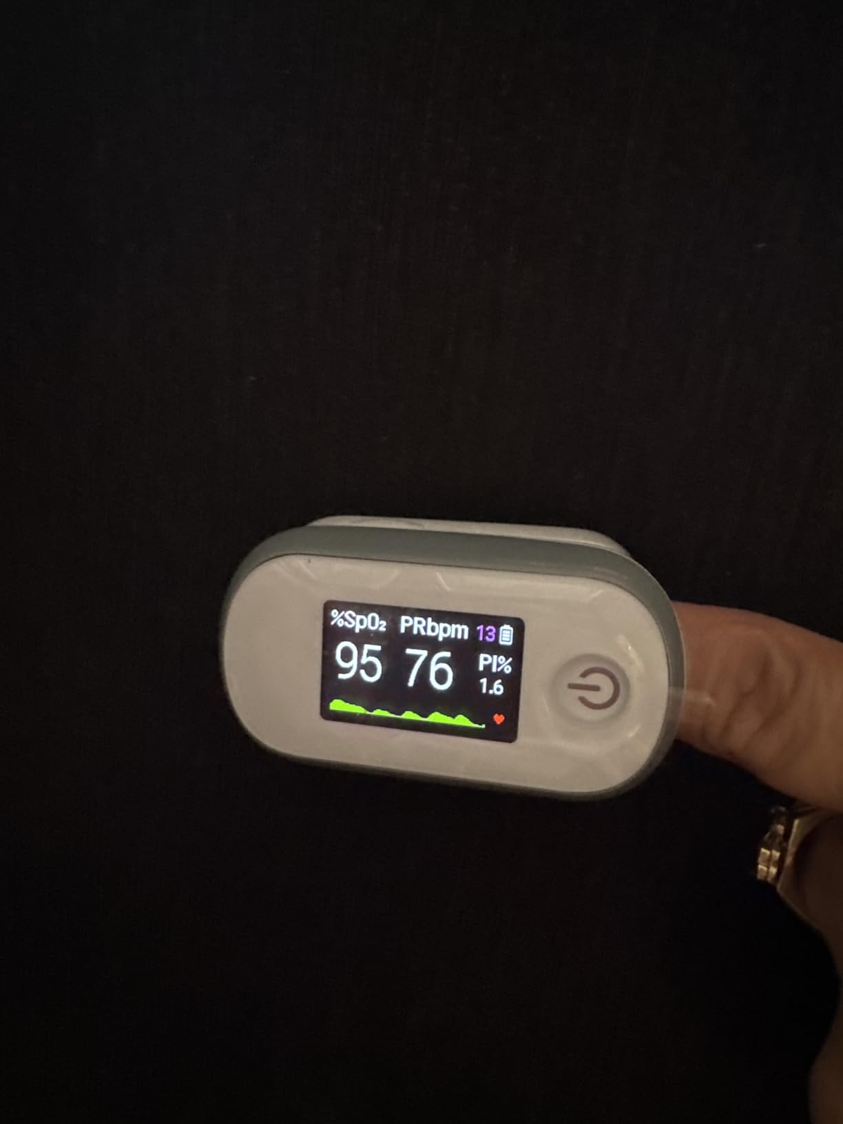 Alecaremed Pulse Oximeter, 4 Color OLED Display Oxygen Monitor Fingertip with 20 × Memory, Blood Oxygen Saturation Monitor (SpO2), Alarm & Brightness Adjustable, Batteries & Lanyard (White) customer photo 1