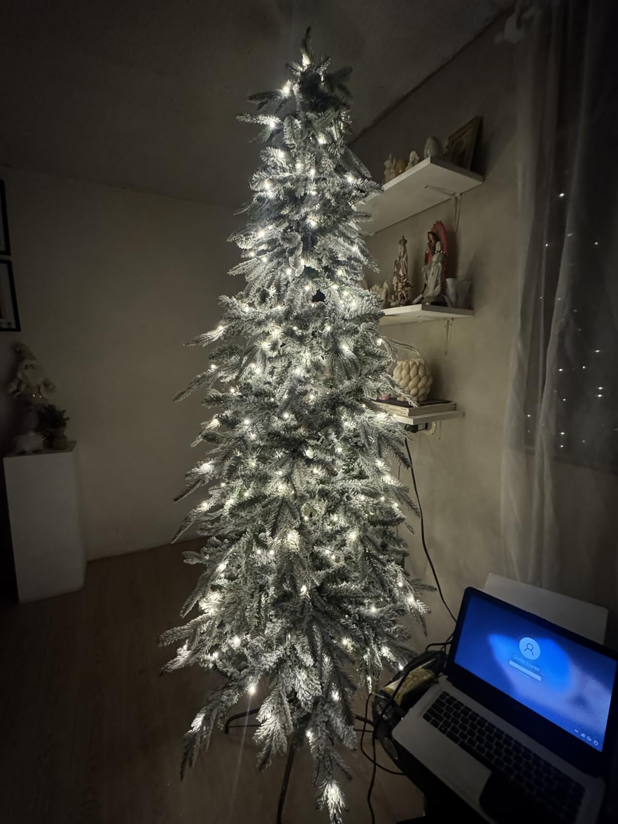 Glitzhome 7.5ft Prelit Christmas Tree, Artificial Christmas Tree with 350 Warm White Lights, Flocked Pencil Christmas Trees Chicago Frostwood Spruce with 1,211 PE&PVC Branch Tips, Sturdy Metal Stand customer photo 1