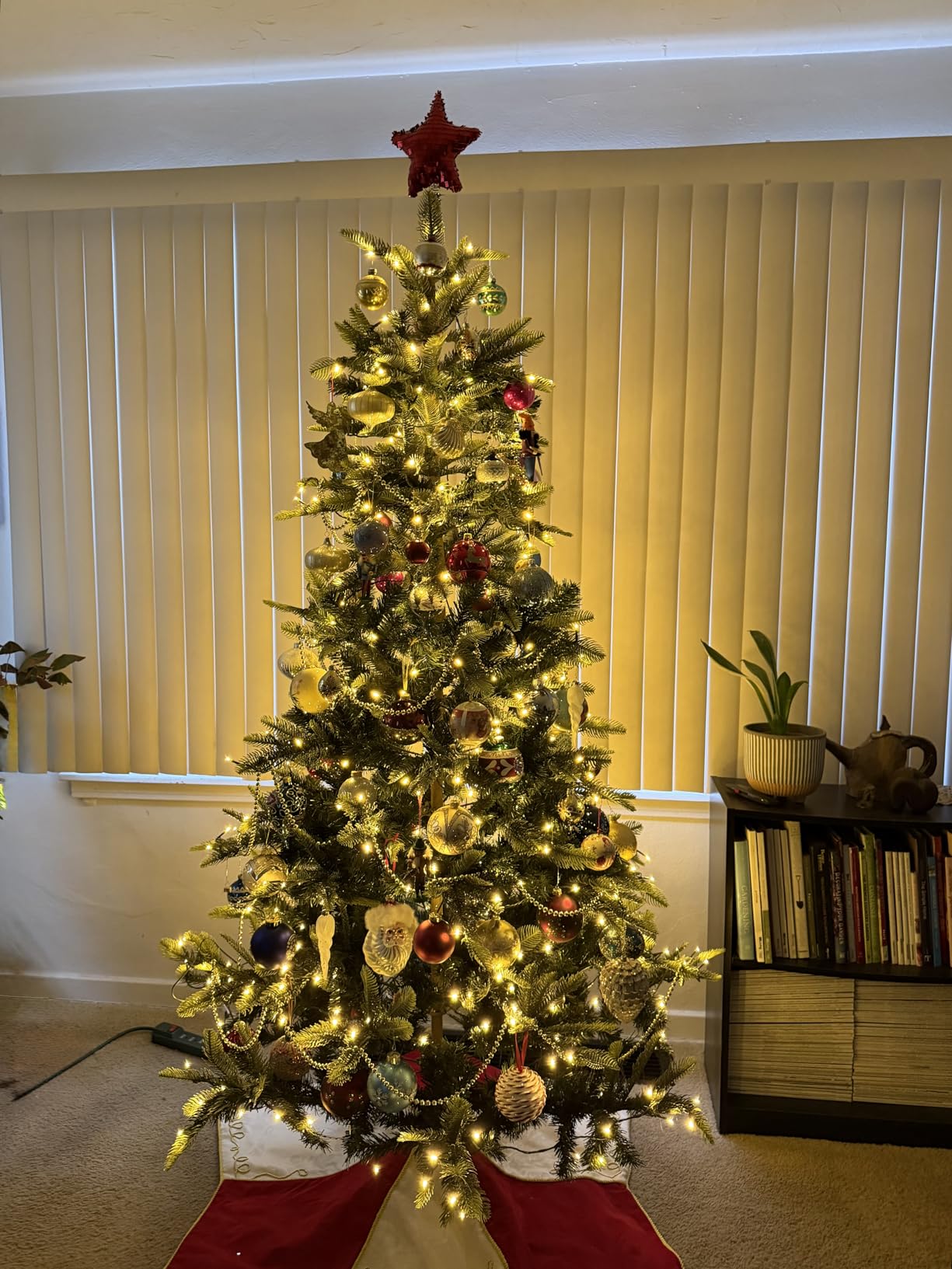 Yaheetech 6ft Pre-lit Aspen Fir Artificial Christmas Tree with 400 Warm White LED Lights Full Prelighted Xmas Tree w/828 Branch Tips & Foldable Stand for Home Holiday Decor, Green customer photo 1