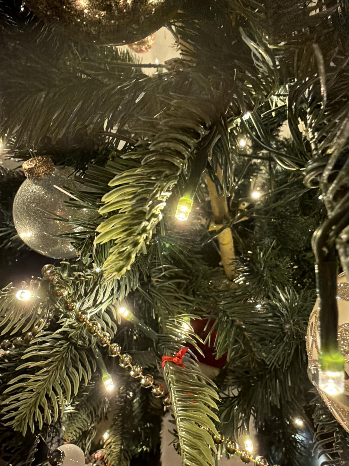 Yaheetech 6ft Pre-lit Aspen Fir Artificial Christmas Tree with 400 Warm White LED Lights Full Prelighted Xmas Tree w/828 Branch Tips & Foldable Stand for Home Holiday Decor, Green customer photo 2