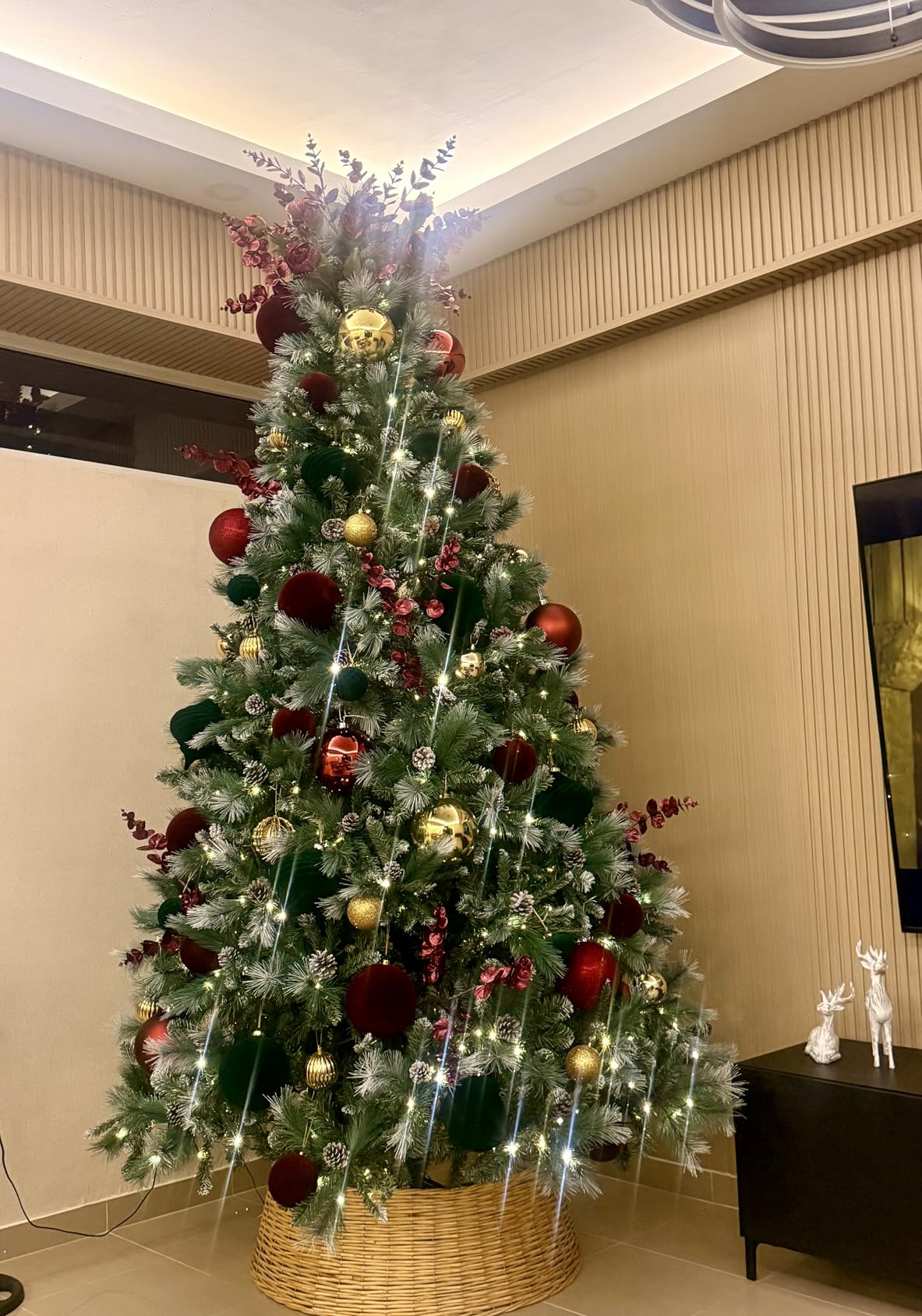 Best Choice Products 6ft Pre-Lit Scotch Pine Christmas Tree, Premium Frosted Pre-Decorated Artificial Holiday Decor w/ 946 Branch Tips, 2-in-1 White and Multicolor LED Lights, Cordless Setup customer photo 2