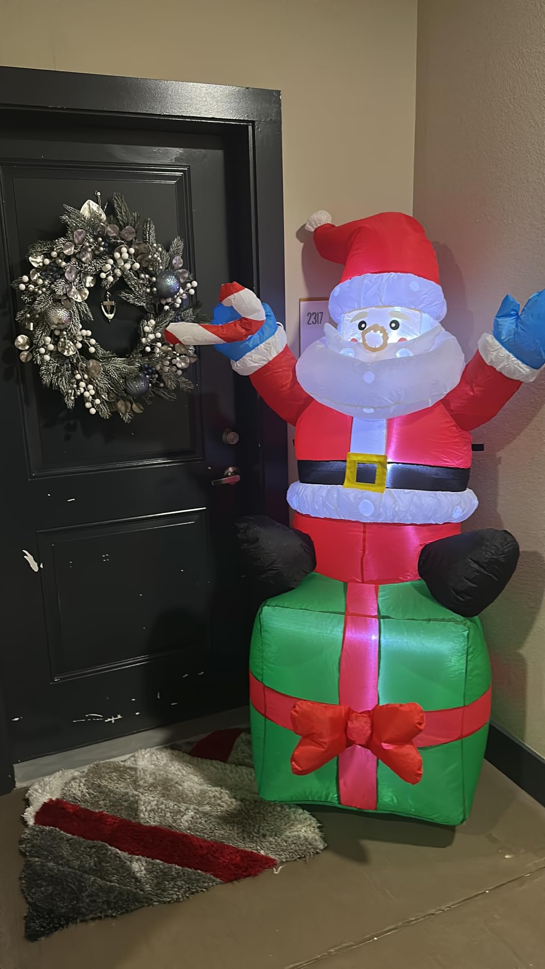 6FT Christmas Santa Inflatables Outdoor Decorations Santa Claus with Gift Box Blow Up Yard Decorations,Built-in LED Lights for Outdoor Christmas Party Yard Garden Lawn Xmas Decoration customer photo 1