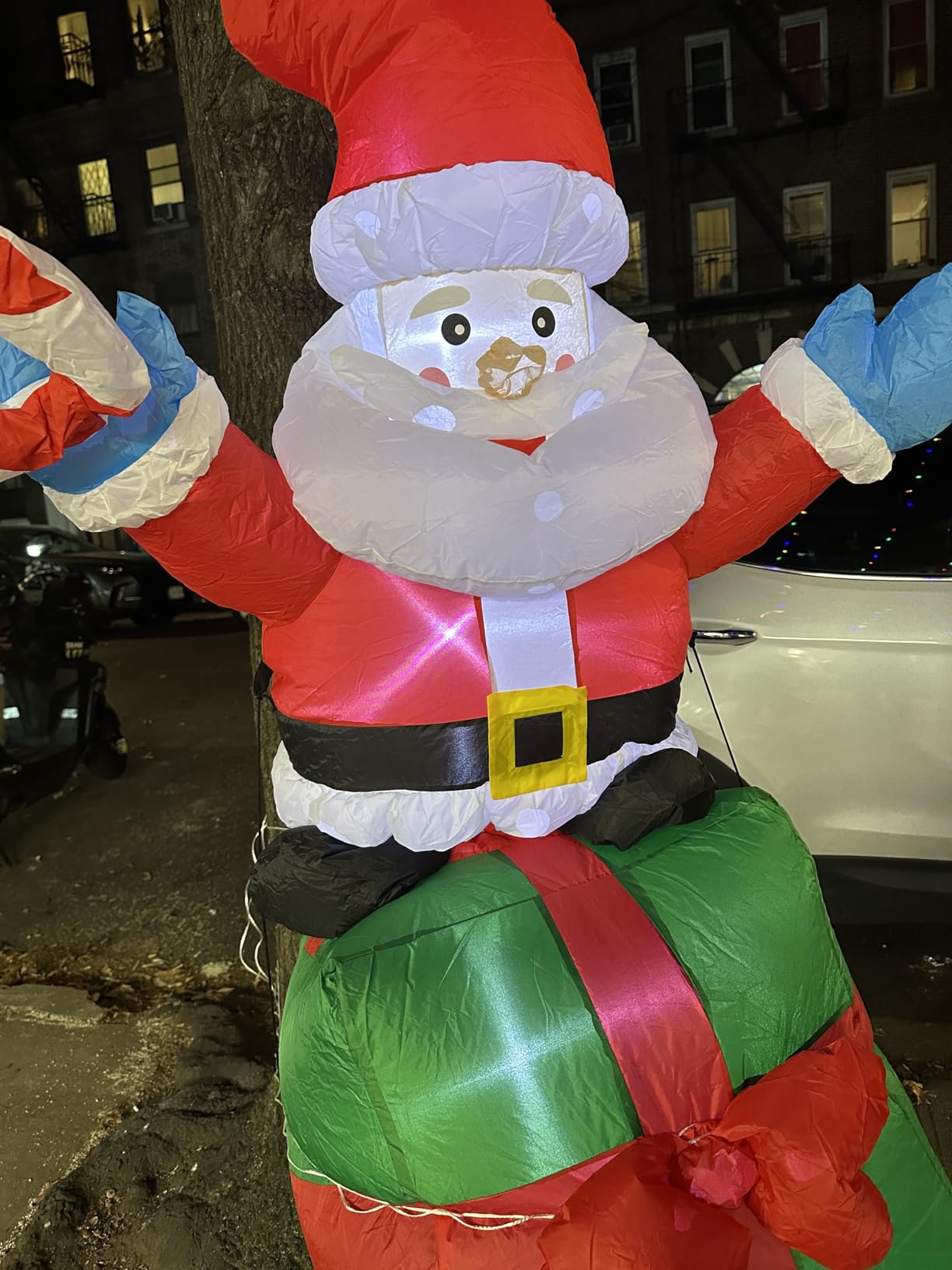 6FT Christmas Santa Inflatables Outdoor Decorations Santa Claus with Gift Box Blow Up Yard Decorations,Built-in LED Lights for Outdoor Christmas Party Yard Garden Lawn Xmas Decoration customer photo 2