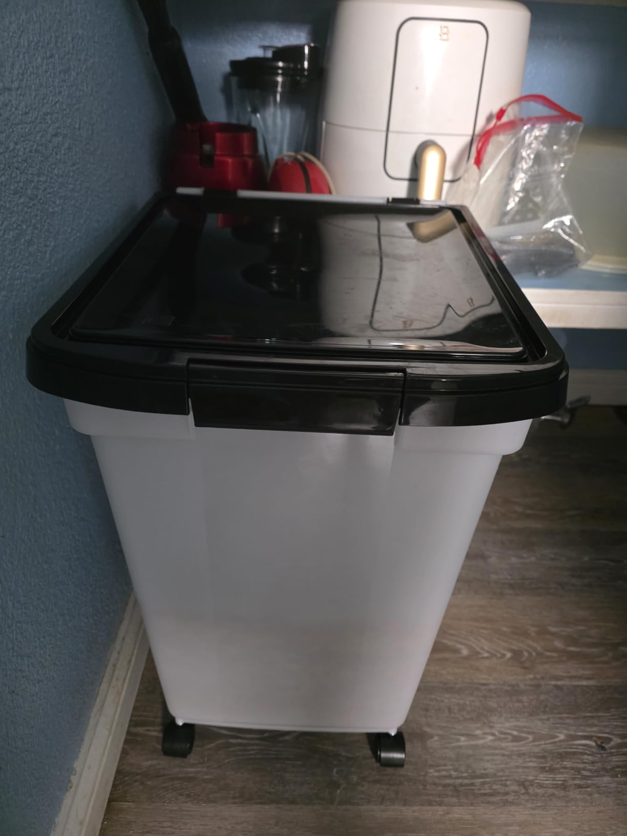 IRIS USA Dog Food Storage Container, Up to 50 lbs, Dark Gray, Made in USA | Includes 2-Cup Scoop & Wheels, Airtight Seal, BPA-Free, Bird Seed, Cat food, Cat Litter, Chicken Feed, Pellets customer photo 2