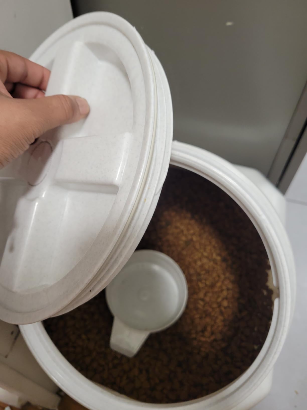 Vittles Vault Traditional Pet Food Storage Container For Dog Kibbles/Bird Seed/Oatmeal/Rice/Flour/Cereal, BPA Free Plastic, Sealed Airtight For Cat Food, Up To 40 lb, Made in USA, With Scoop, Gray customer photo 1