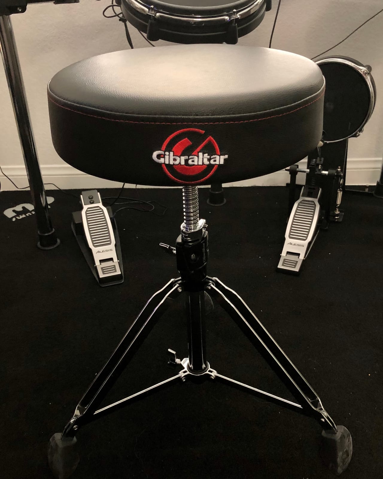 Gibraltar Drum Throne with Adjustable Height, Round Seat, Double-Braced Stool, Comfortable Cushion, Stable Tripod Base, Ideal for Practice, Studio, or Live Performance (9608) customer photo 1