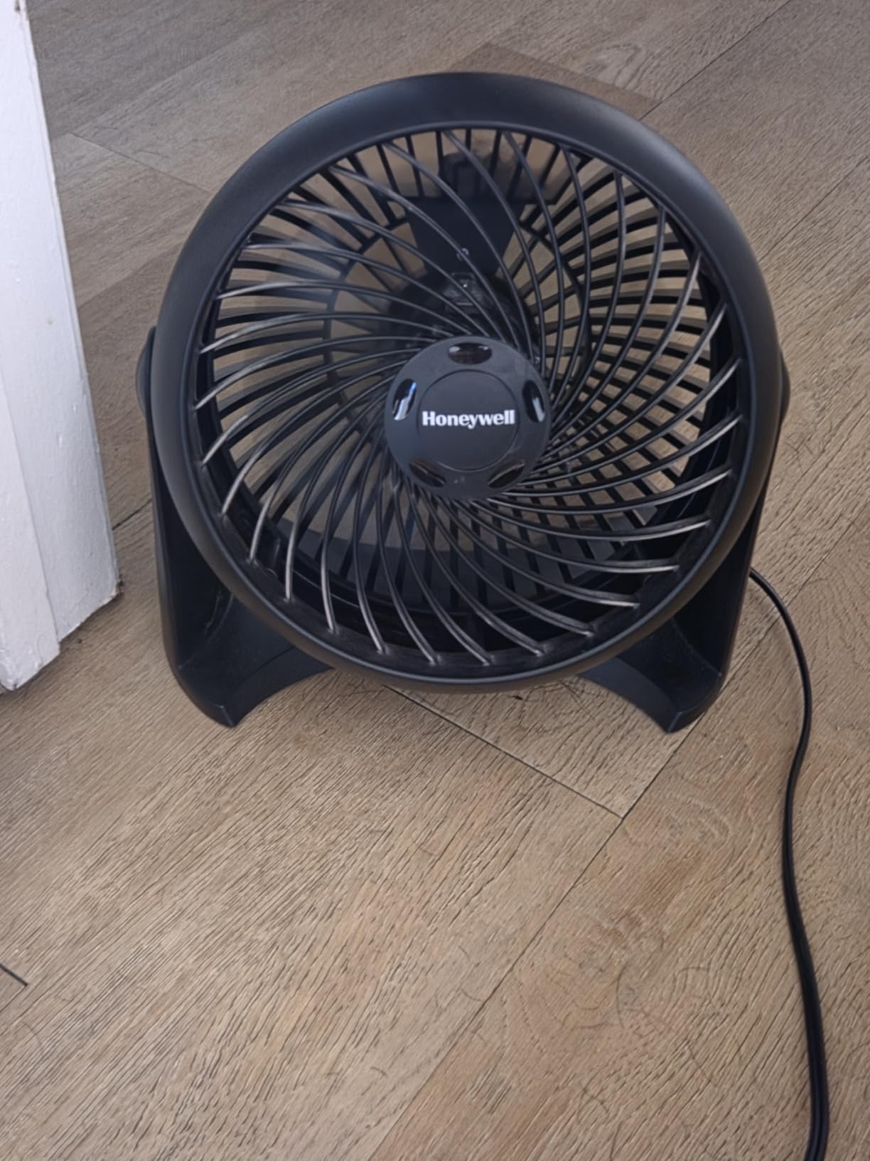 Honeywell TurboForce Air Circulator, Small Tabletop Fan, Quiet Personal Fan for Home or Office, 3 Speeds, 90 Degree Pivoting Head, Black, HT900 customer photo 2
