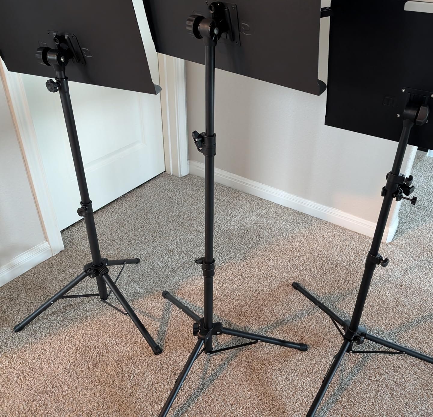 GLEAM Sheet Music Stand - Full Metal with Carrying Bag, Phone Holder, Sheet Music Folder and Clip, 5 in 1 Desktop Book Stand - Black customer photo 1
