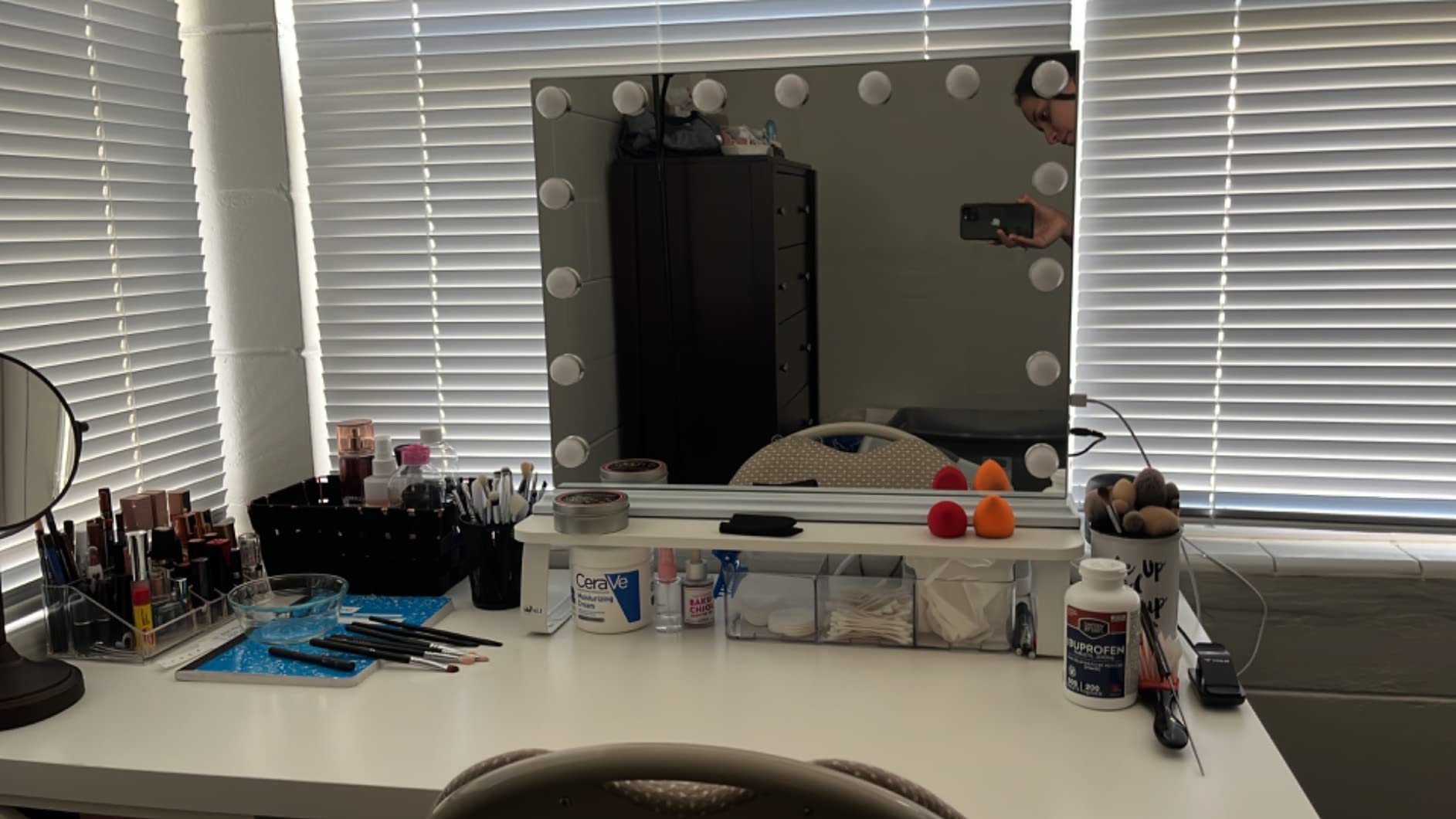 Hansong Vanity Mirror with Lights: Hollywood Lighted Makeup Mirror with 15 LED Bulbs, 22.8''x18'' Light Up Mirror with 3 Colors Modes for Desk, Large Mirrors with USB Charging Port for Bedroom, White customer photo 1
