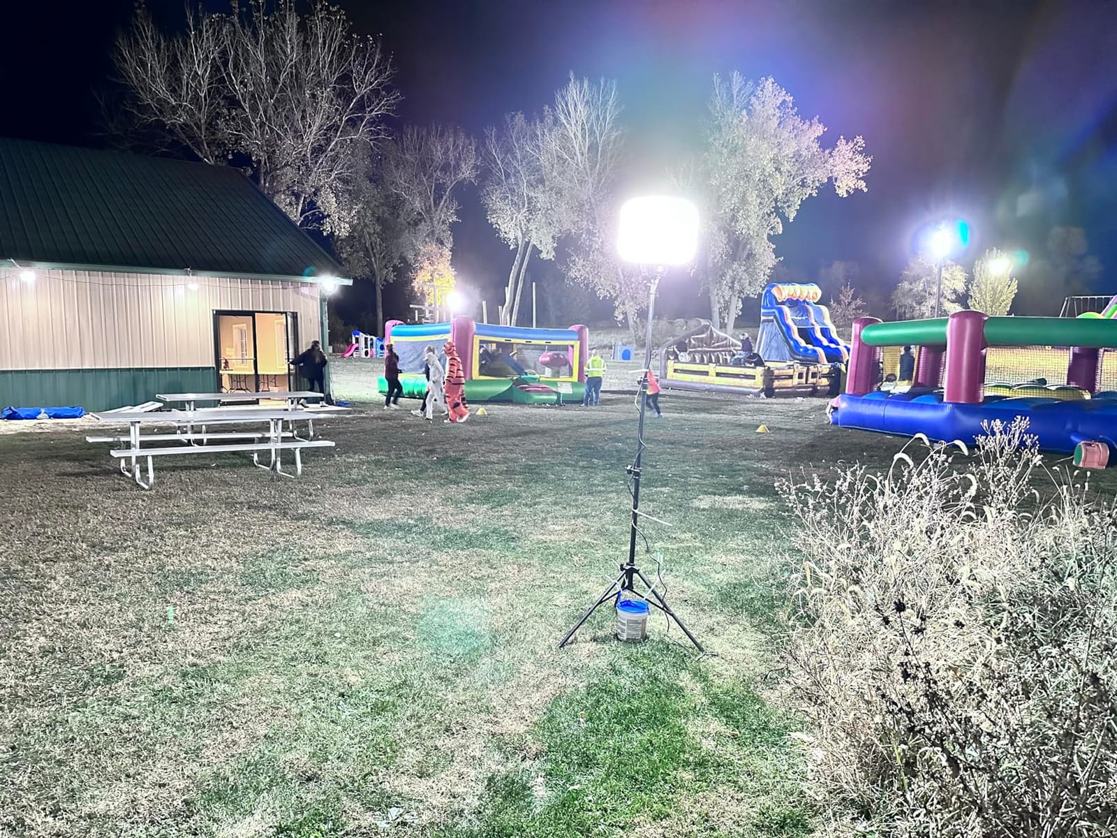 SeeDevil 150 Watt LED Balloon Light Kit, 150 Watt, 120 Volt, 19,500 Lumen, 5000K, 6.5 Ft Tripod, Glare Free Indoor/Outdoor Area Light, Remote Dimmable Portable LED Light customer photo 1