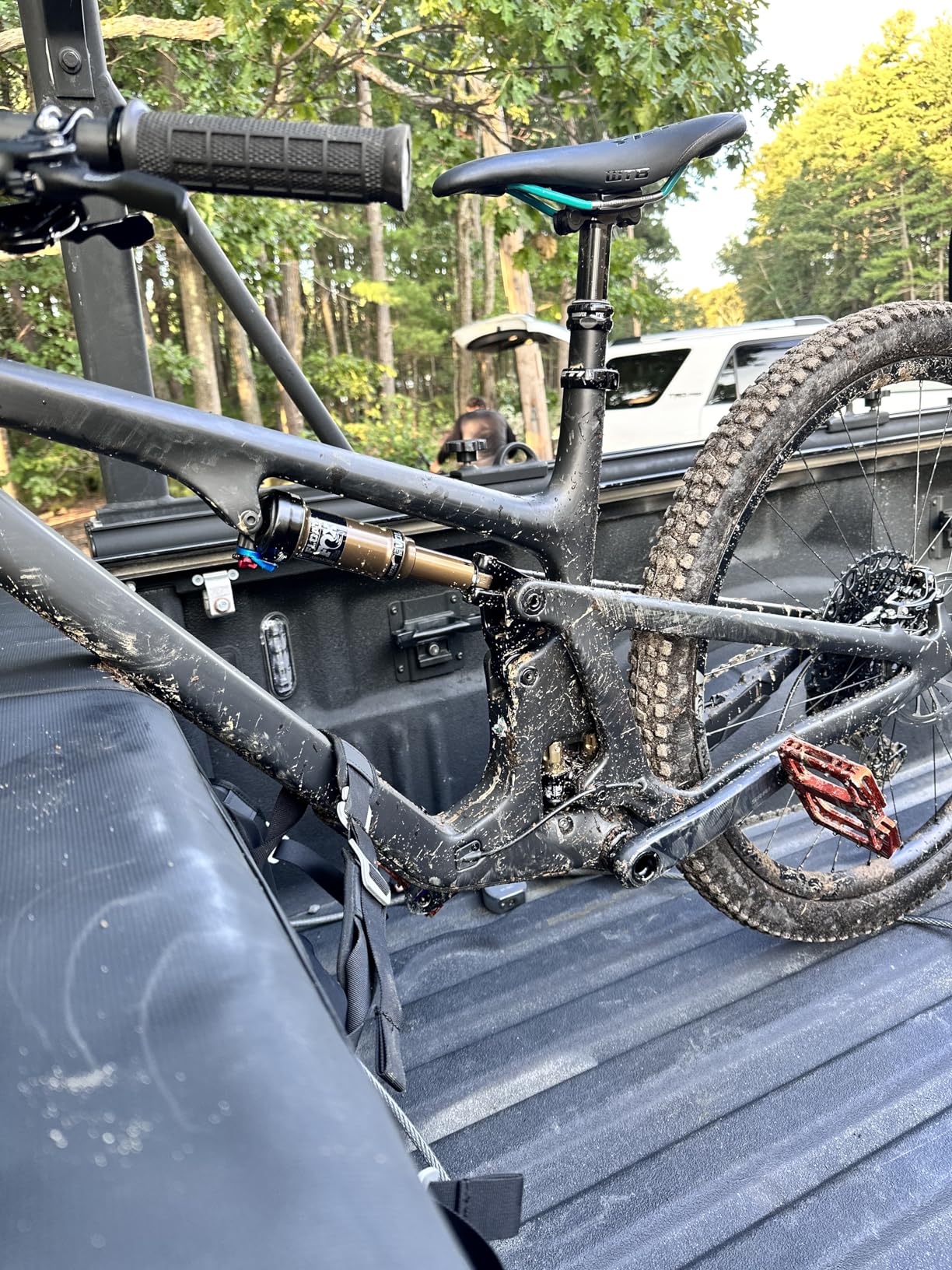 Yakima Gatekeeper Truck Bed Tailgate Pad for Bike Transport, Bicycle Rack Pad with Soft Felt Backing, Cradles, and Buckles for 6 Bikes, Black customer photo 1