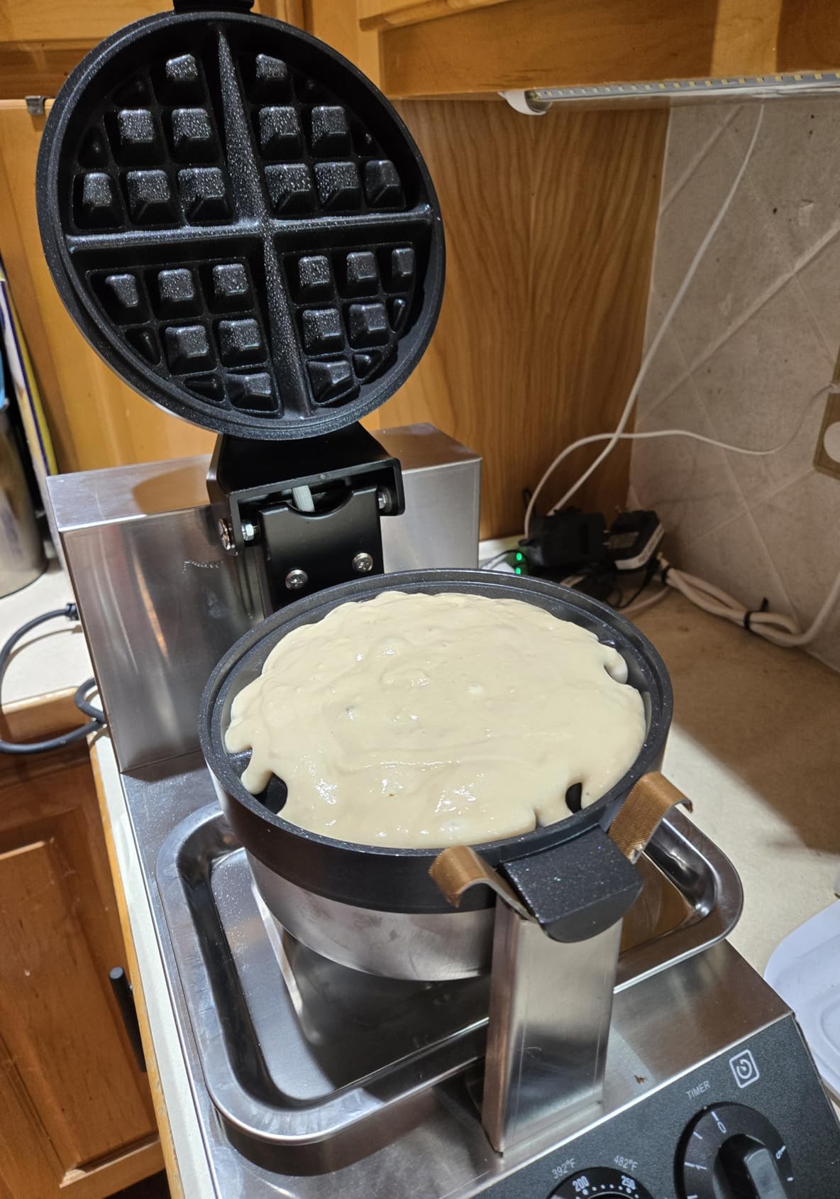 VEVOR Commercial Waffle Maker, 1300W Round Waffle Iron, Non-Stick Rotatable Waffle Baker Machine customer photo 1