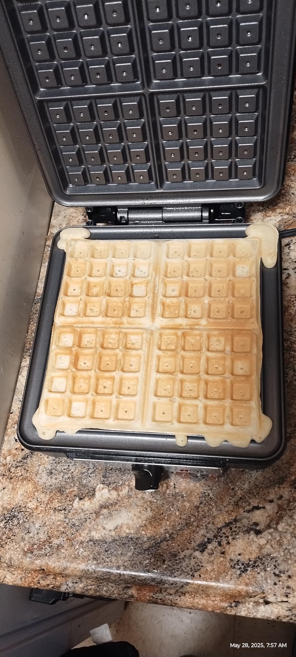 VEVOR Commercial Waffle Maker, 1300W Round Waffle Iron, Non-Stick Rotatable Waffle Baker Machine customer photo 2