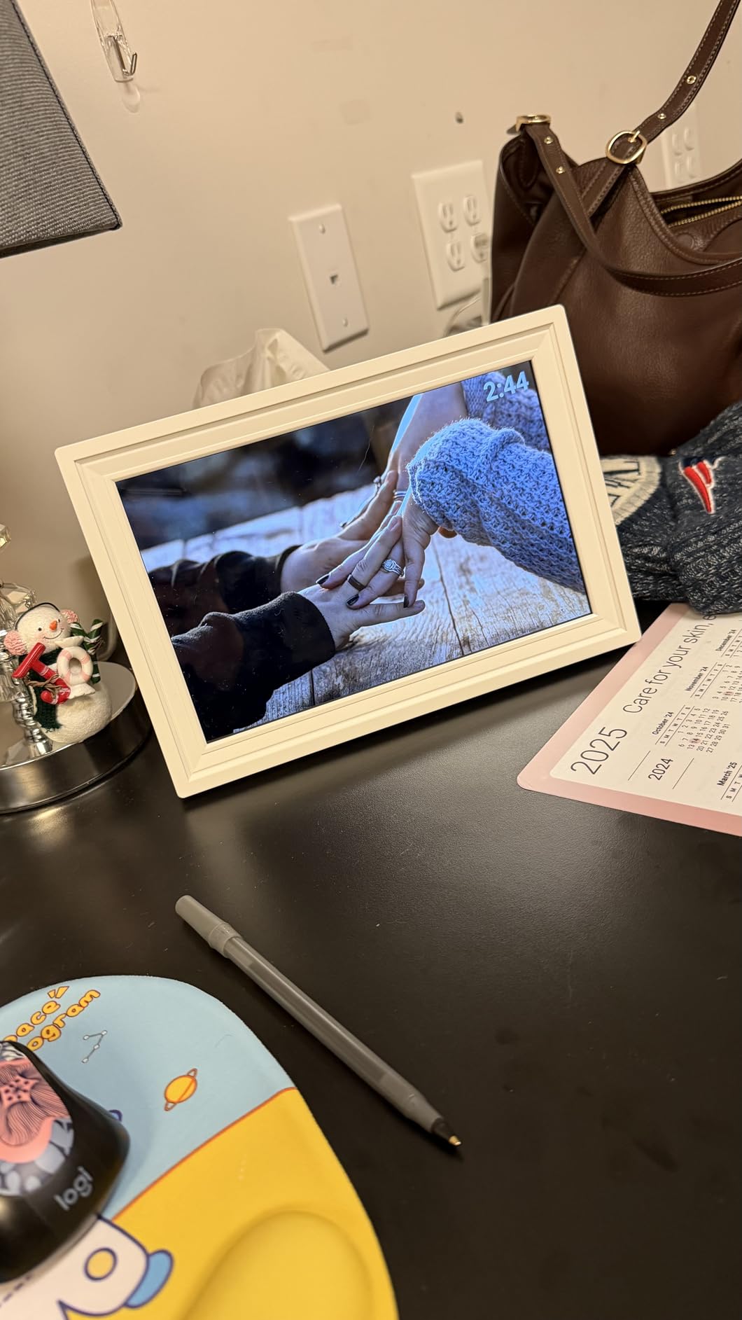 Frameo Digital Picture Frame, 10.1'' Frameo Digital Frame Wifi, 32GB, 1280*800 HD Touch Screen Digital Photo Frame, Wall Mountable, Auto-Rotate, Share Instantly, Wedding, Birthday Gifts for Women, Mom customer photo 2
