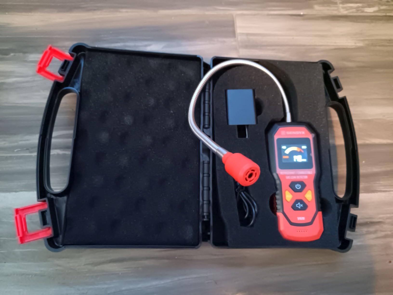 HVAC Refrigerant and Combustible Gas Leak Detector, Rechargeable | 2-in-1 model SFD201 detects Freon and combustible gas; halogen sniffer for air conditioning and automotive leak detection customer photo 1